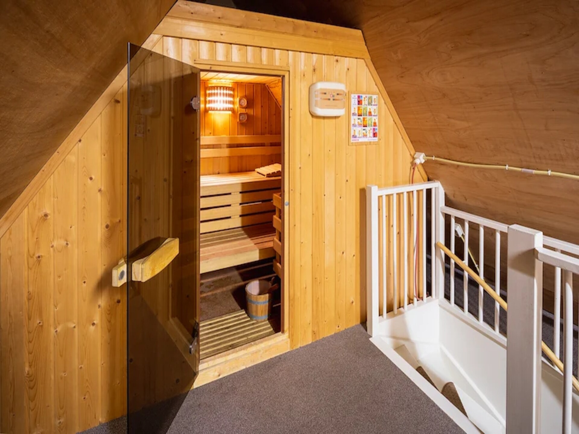 Ruime 10-persoons bungalow met sauna aan de rand van de Veluwse bossen - foto 12