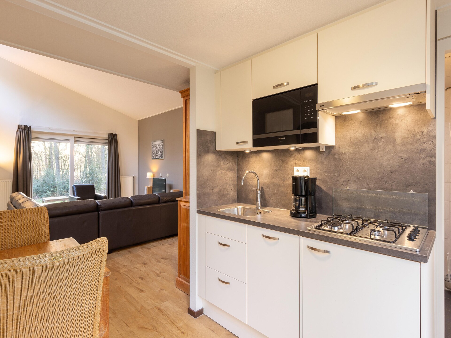Gerestylede bungalow op autovrij Vakantiepark De Berkenhorst op de Veluwe - foto 4