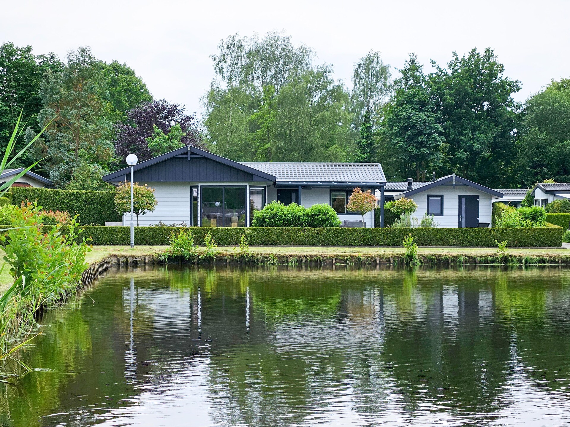 Bamboo House op de Veluwe: wellnessvilla aan rustig water voor 7 personen - foto 8