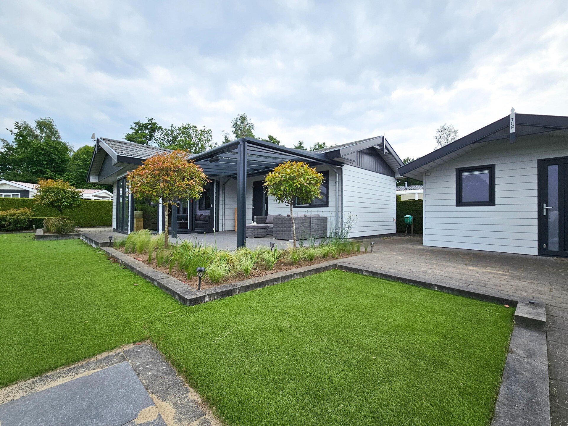 Bamboo House op de Veluwe: wellnessvilla aan rustig water voor 7 personen - foto 1