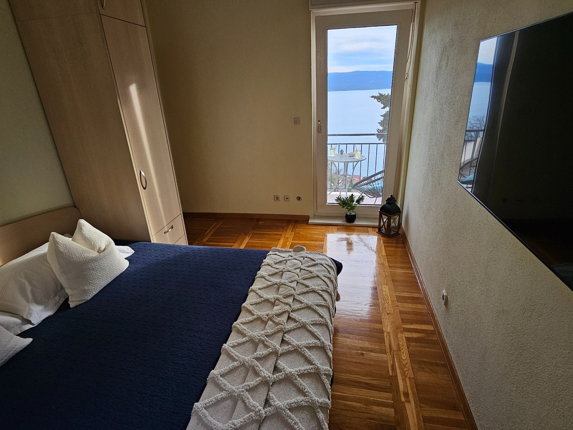 Zonovergoten vakantiehuis met jacuzzi en tuin op 2,5 km van het strand van Omiš - foto 23