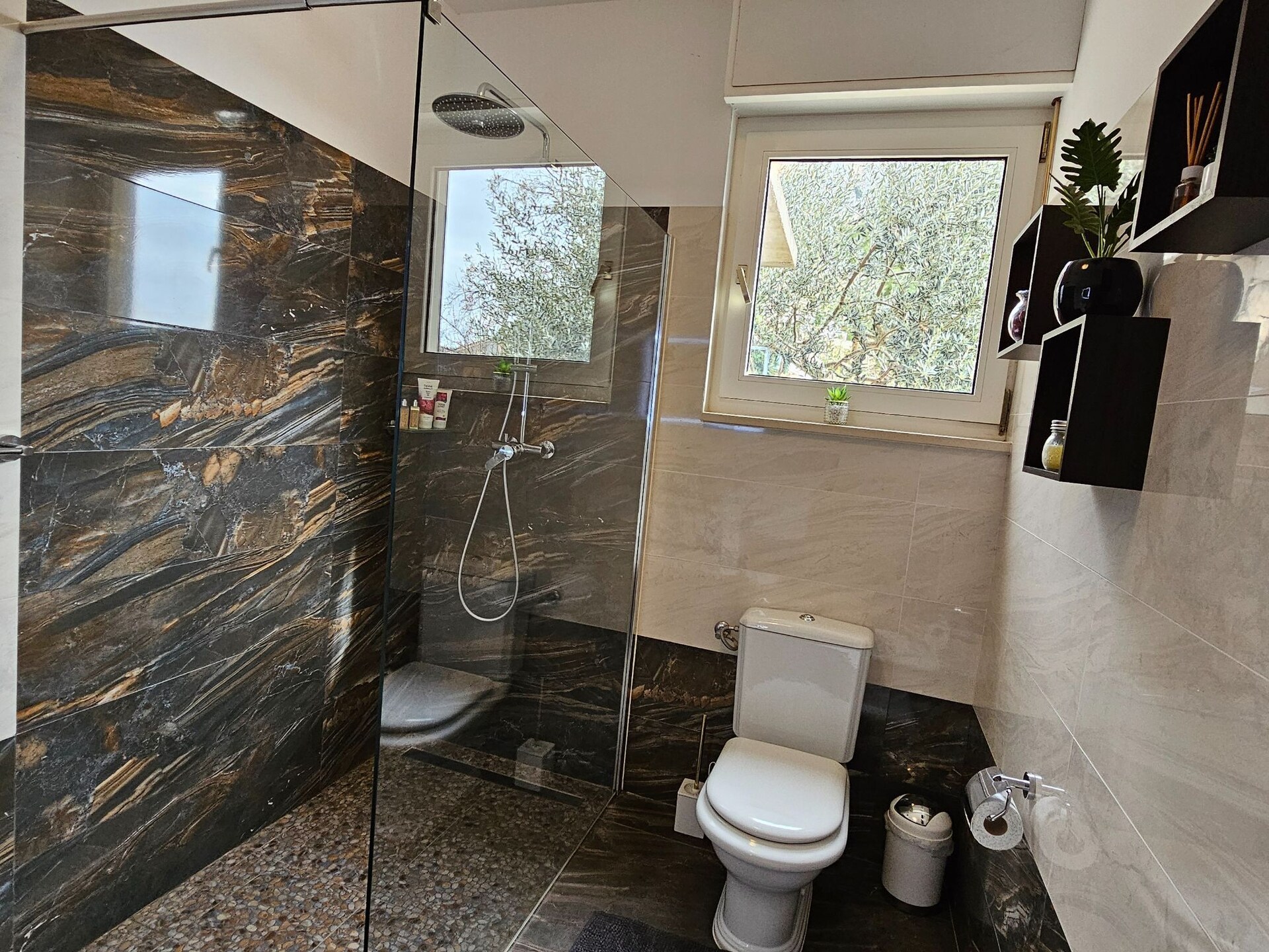 Zonovergoten vakantiehuis met jacuzzi en tuin op 2,5 km van het strand van Omiš - foto 25