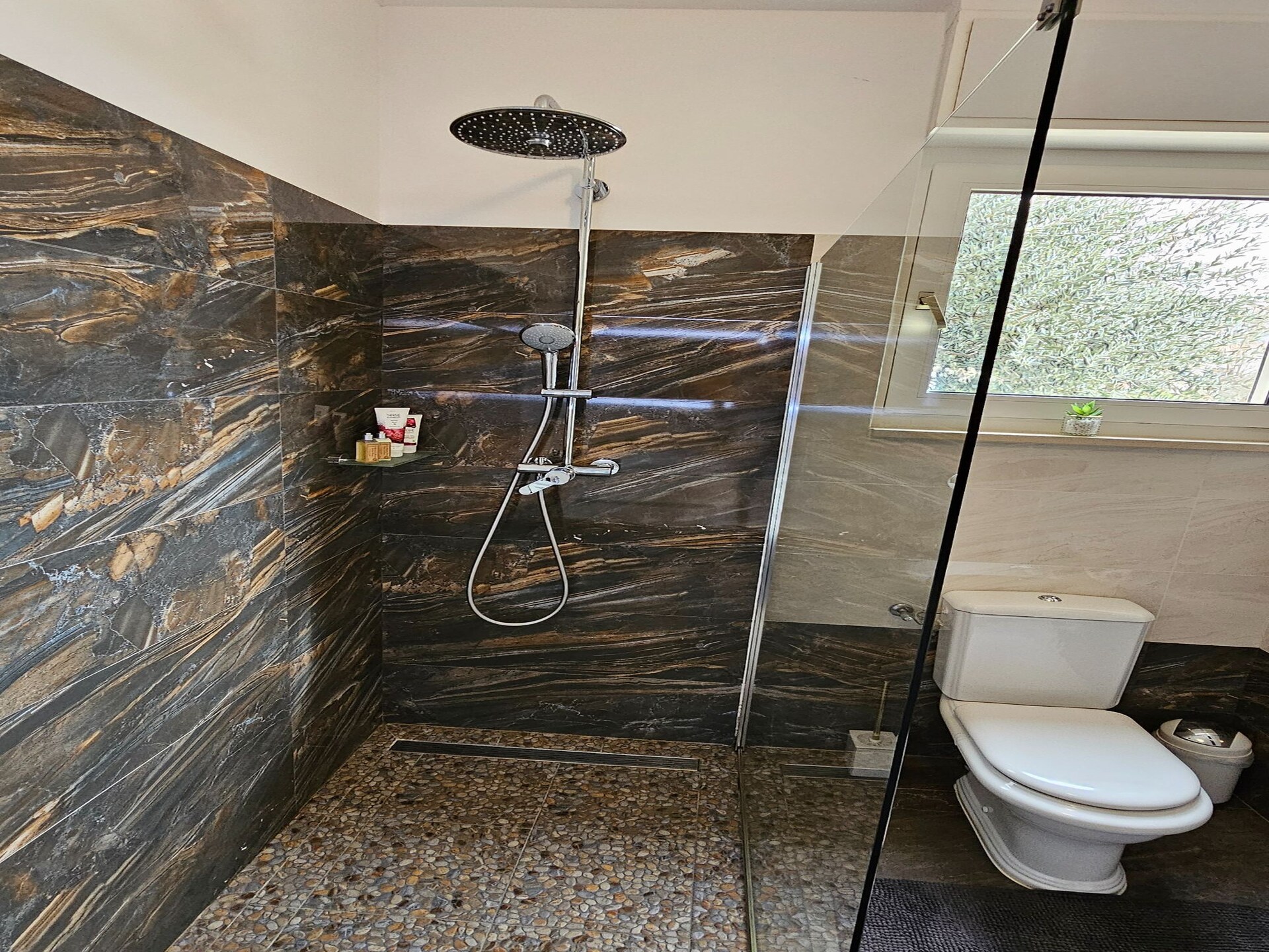 Zonovergoten vakantiehuis met jacuzzi en tuin op 2,5 km van het strand van Omiš - foto 27