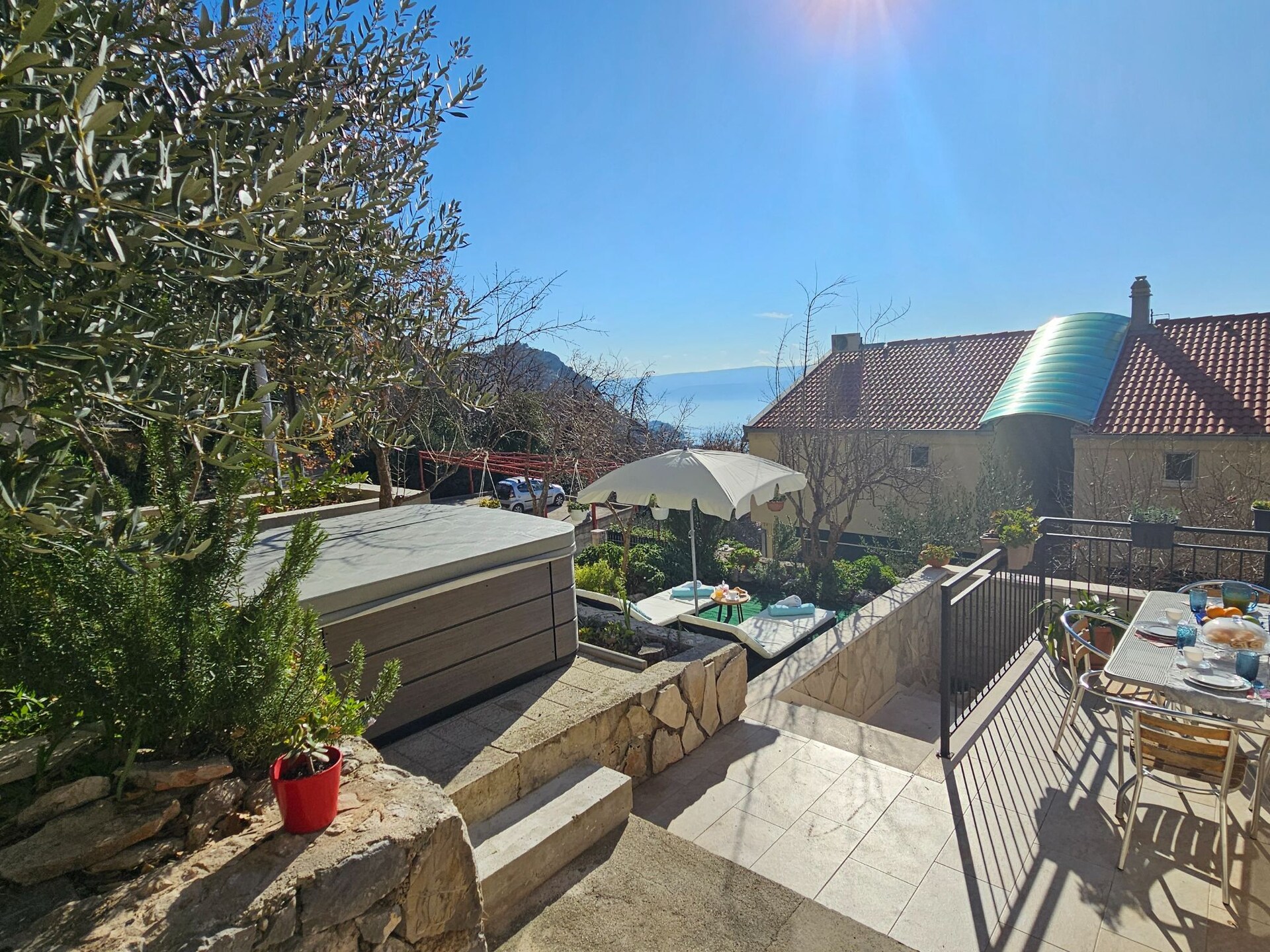 Zonovergoten vakantiehuis met jacuzzi en tuin op 2,5 km van het strand van Omiš - foto 56