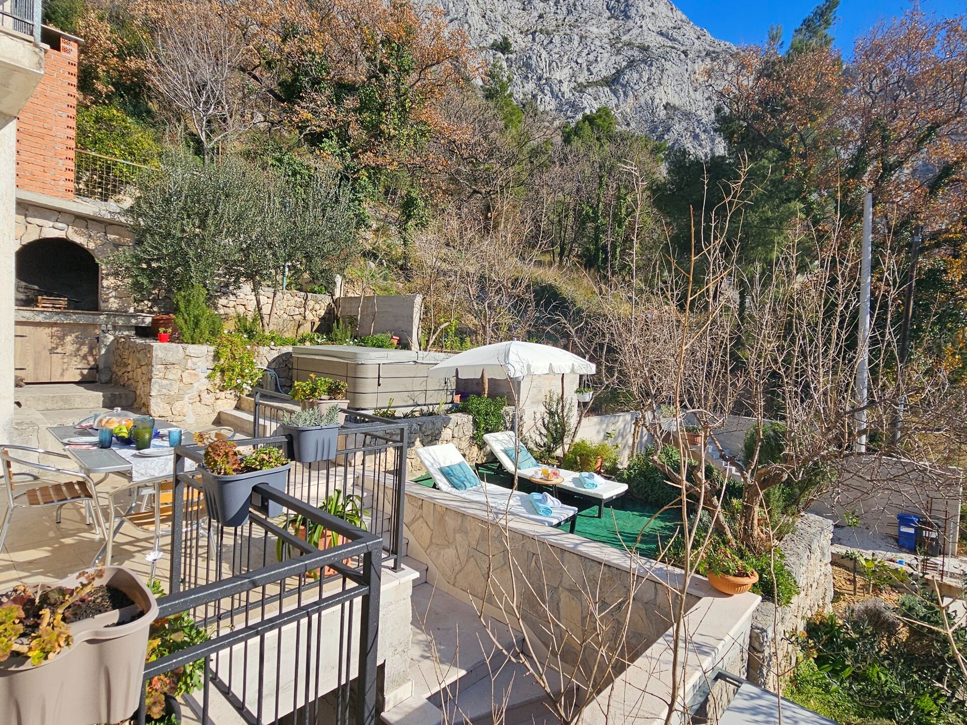 Zonovergoten vakantiehuis met jacuzzi en tuin op 2,5 km van het strand van Omiš - foto 55