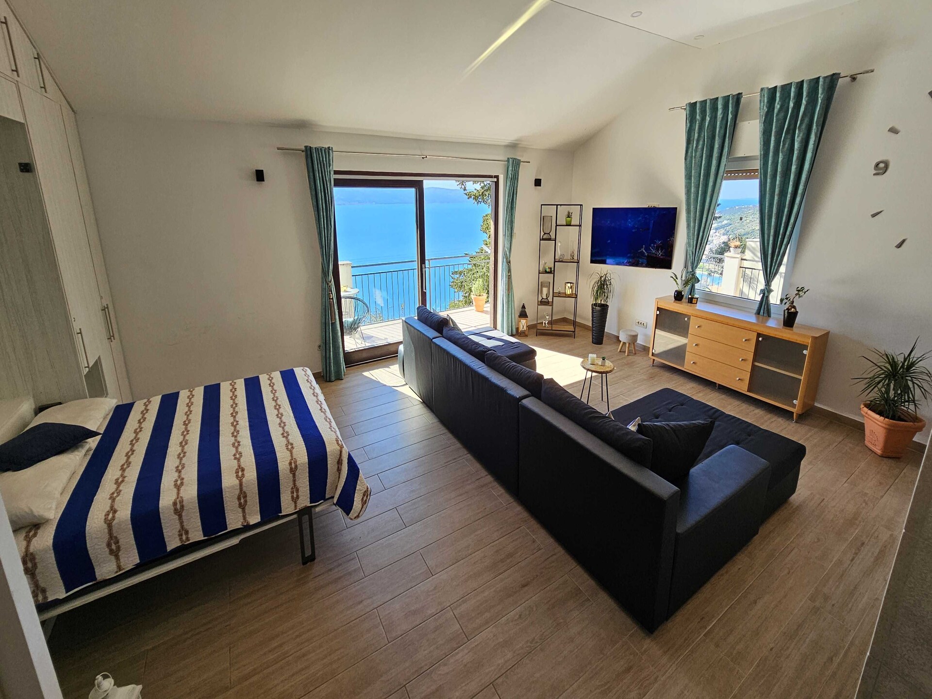 Zonovergoten vakantiehuis met jacuzzi en tuin op 2,5 km van het strand van Omiš - foto 4