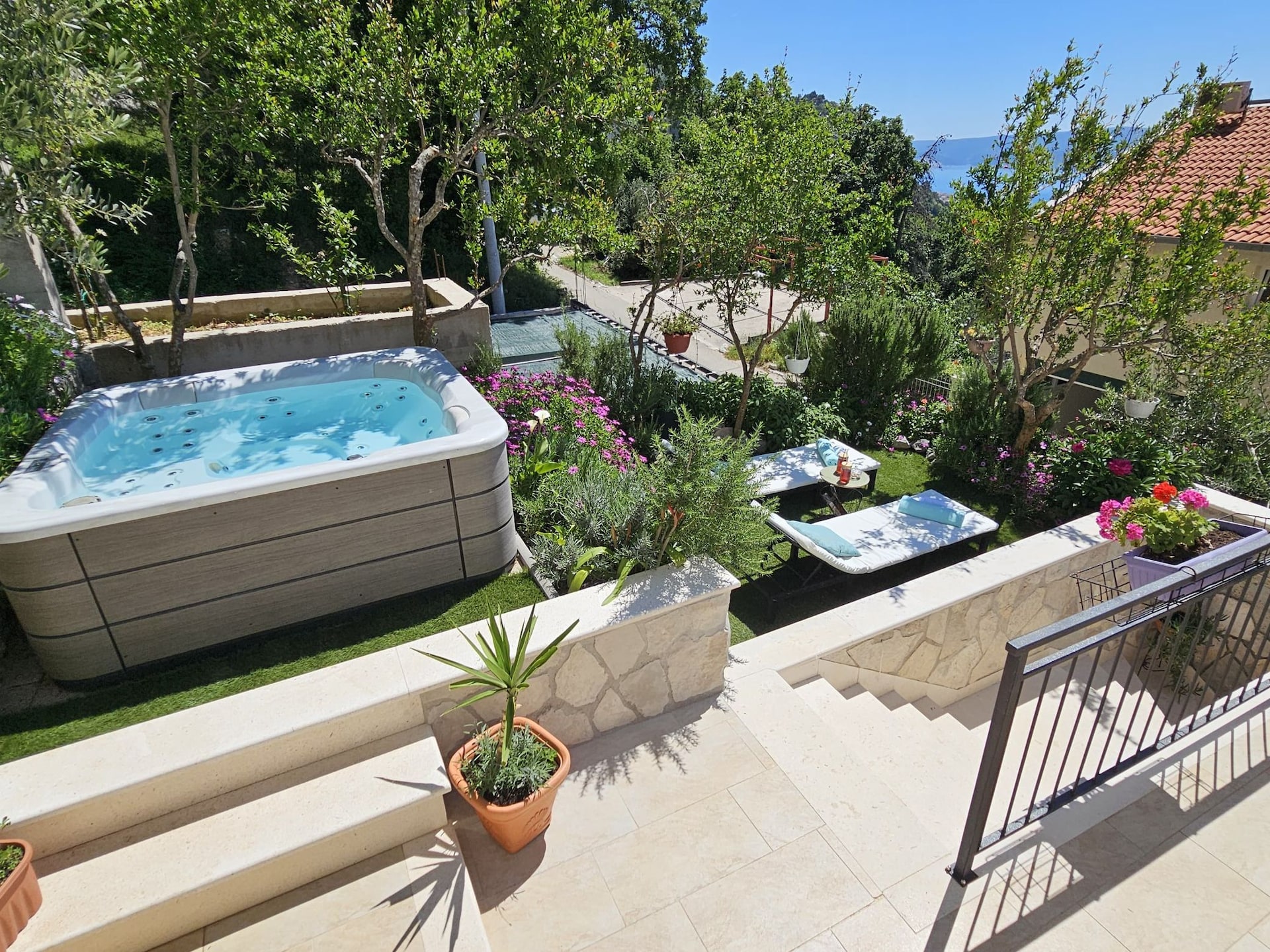 Zonovergoten vakantiehuis met jacuzzi en tuin op 2,5 km van het strand van Omiš - foto 57