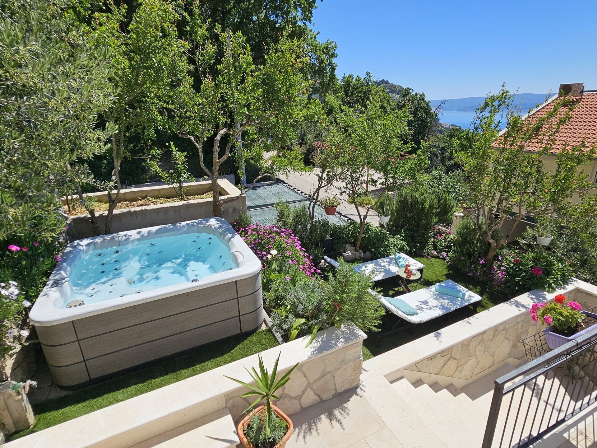 Zonovergoten vakantiehuis met jacuzzi en tuin op 2,5 km van het strand van Omiš - foto 58