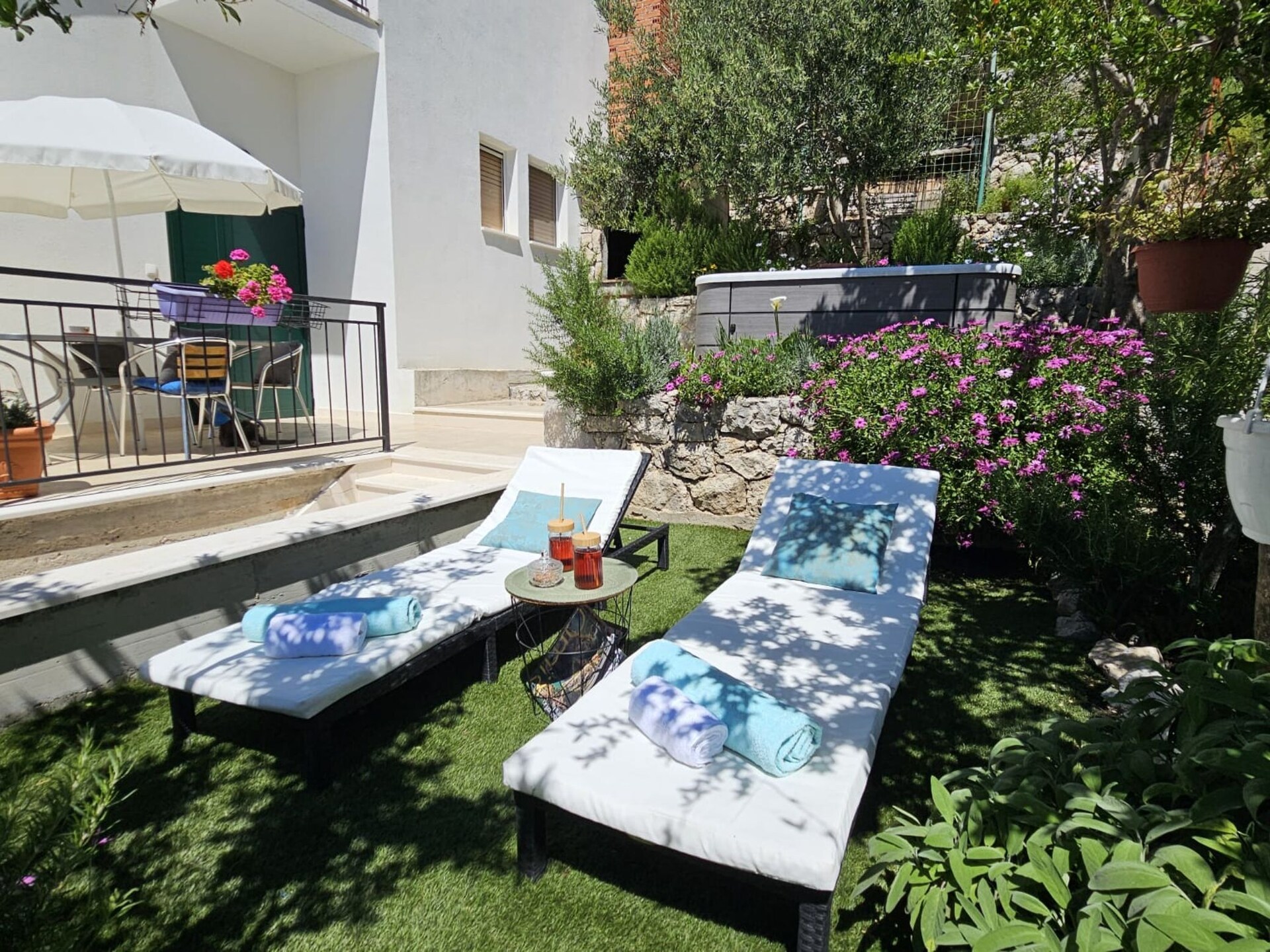 Zonovergoten vakantiehuis met jacuzzi en tuin op 2,5 km van het strand van Omiš - foto 59