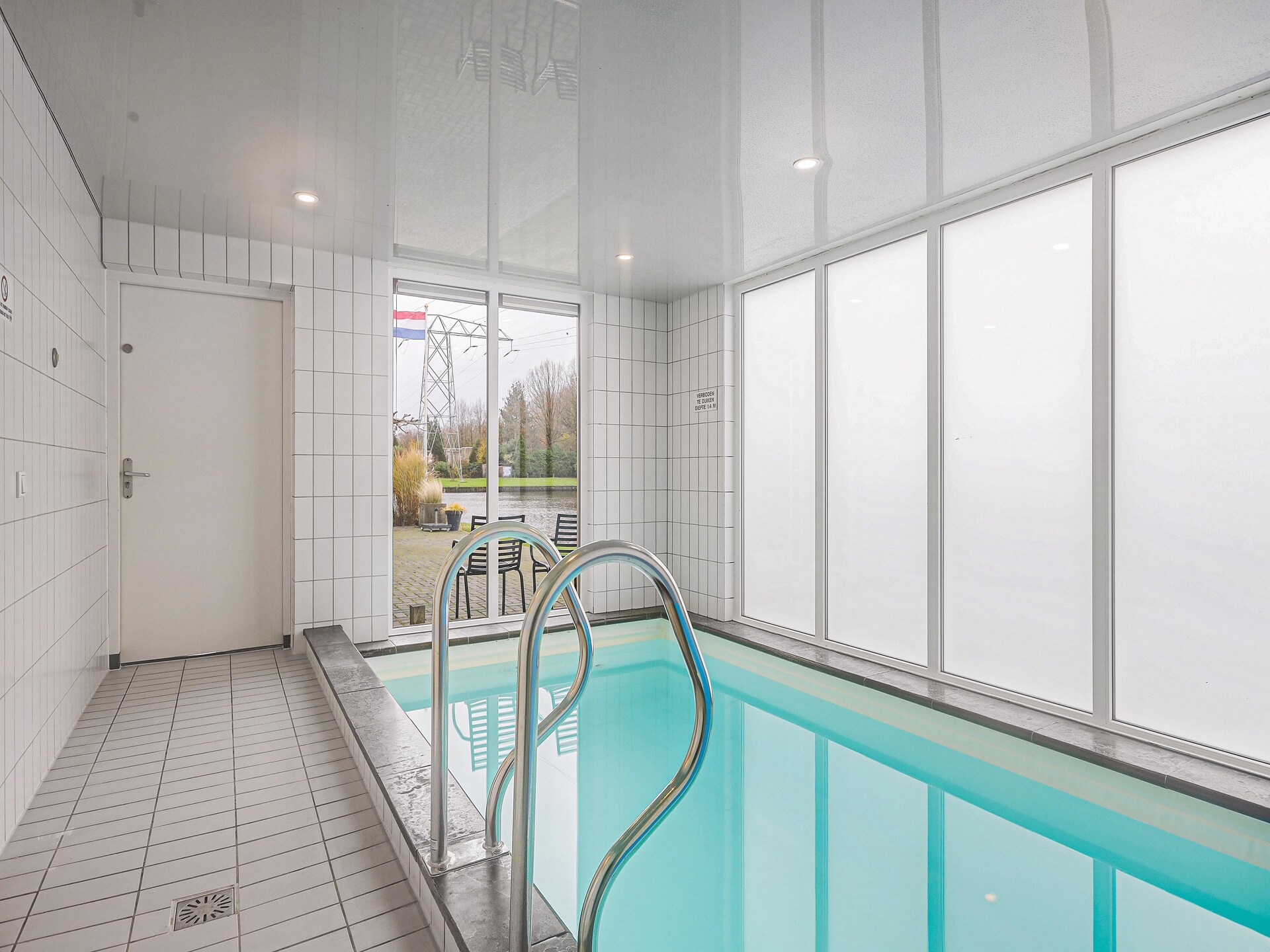 Luxe vakantiehuis met privé zwembad aan water op Waterpark De Bloemert - foto 3