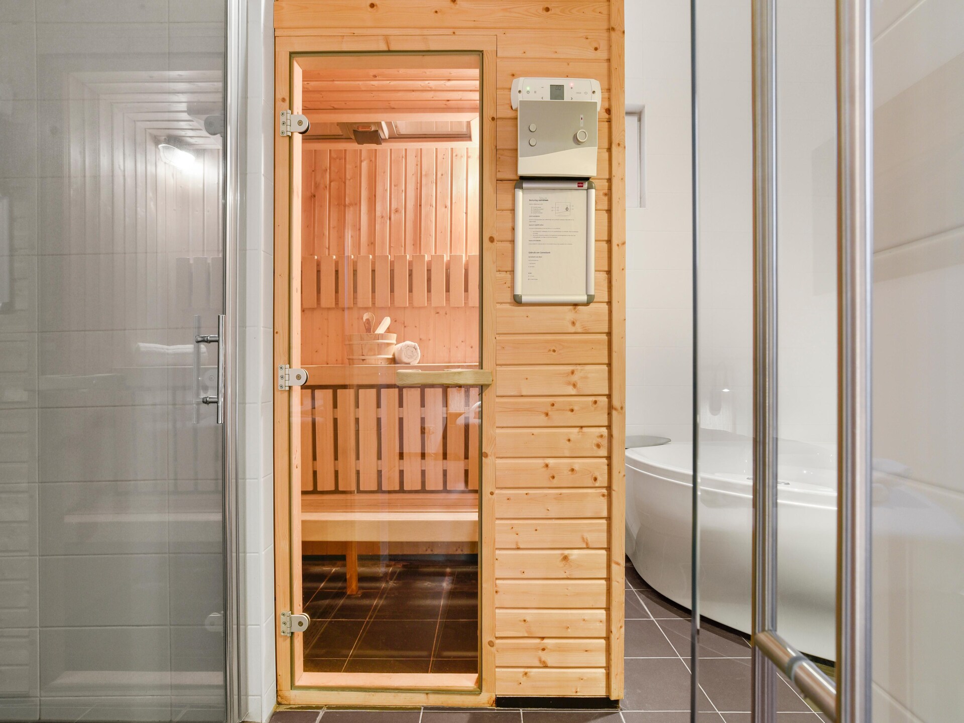 Luxe watervilla met sauna en aanlegsteiger aan het Zuidlaardermeer - foto 31
