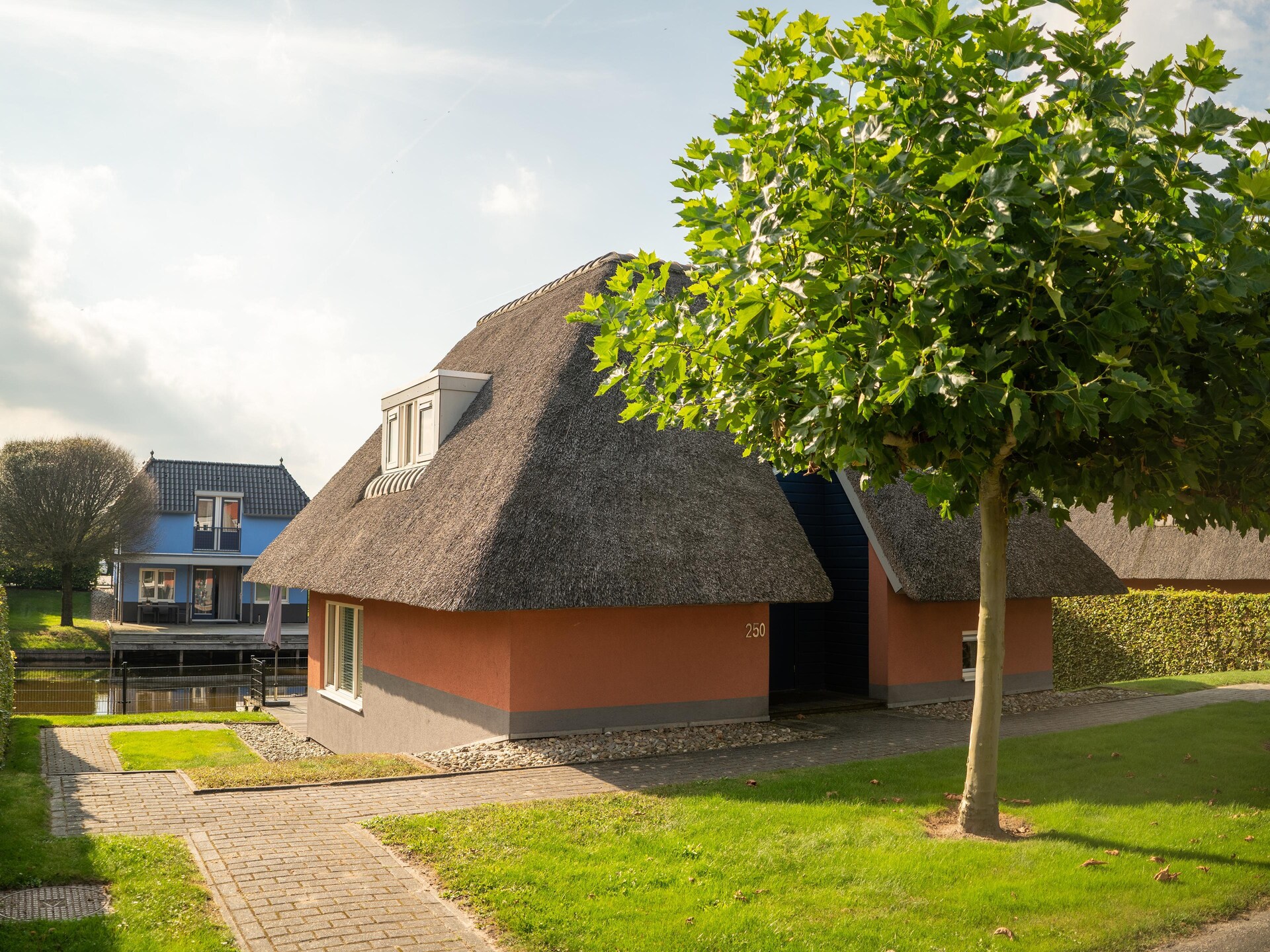 Vrijstaand vakantiehuis aan het water op Waterpark De Bloemert in Midlaren - foto 2