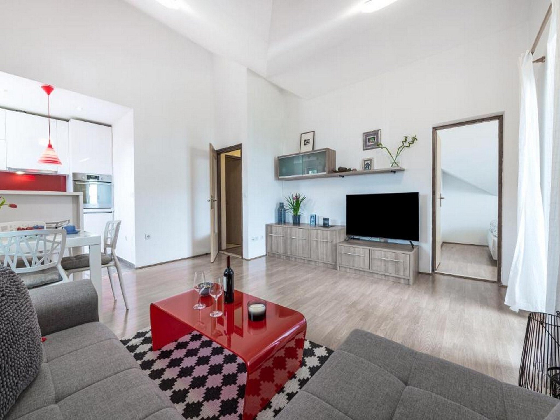 Ruim 2-slaapkamerappartement met balkon en zeezicht op Lapad, 200m van strand - foto 1