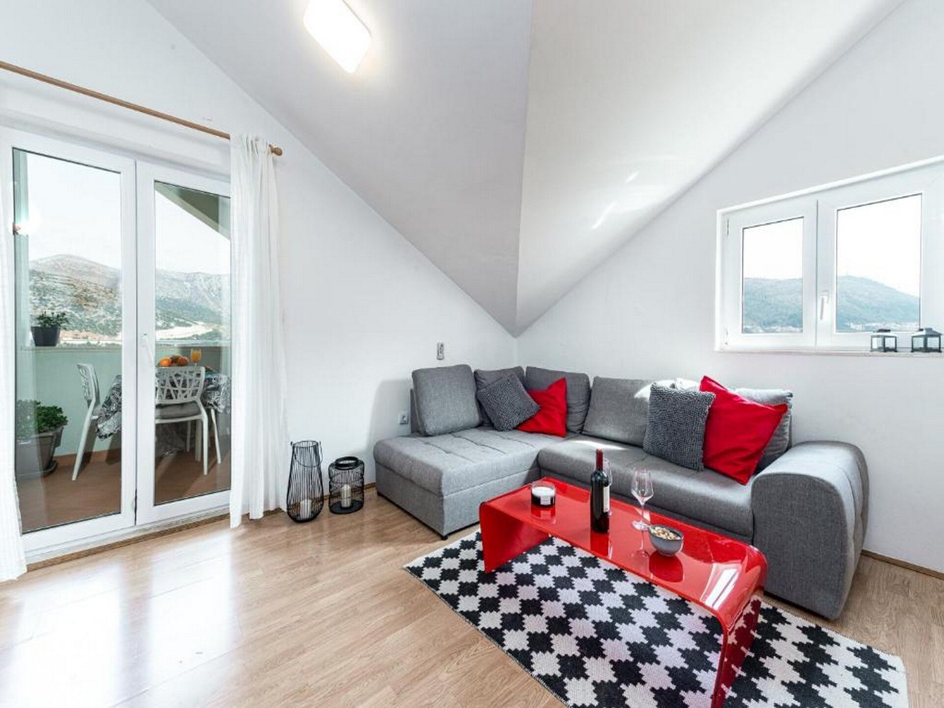 Ruim 2-slaapkamerappartement met balkon en zeezicht op Lapad, 200m van strand - foto 2