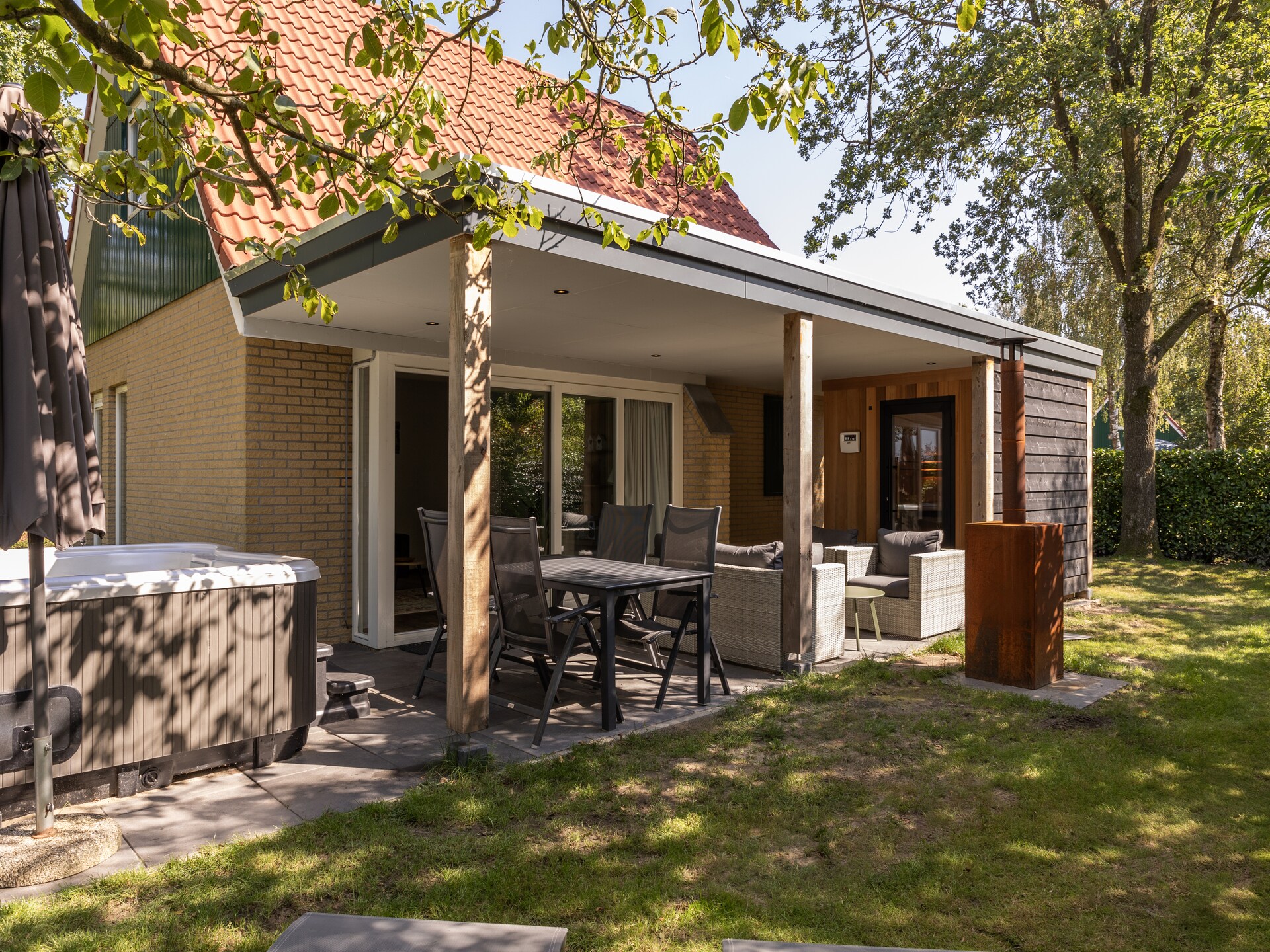 Luxe vakantiehuis met jacuzzi en sauna op groen vakantiepark in Brabant - foto 10