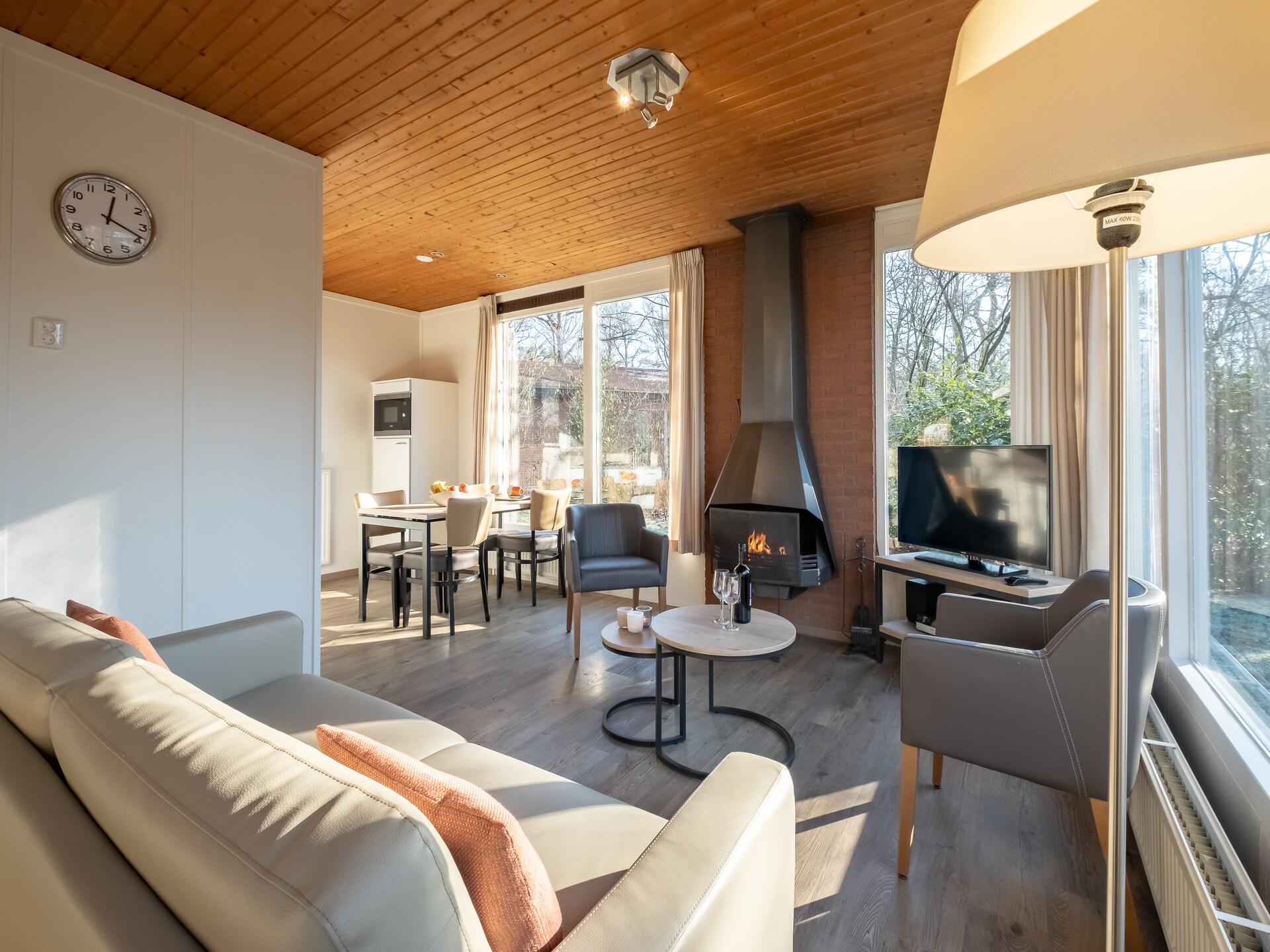 Vrijstaande bosbungalow op Parc Heihaas in Putten met open haard en hondvriendelijk terrein - foto 4