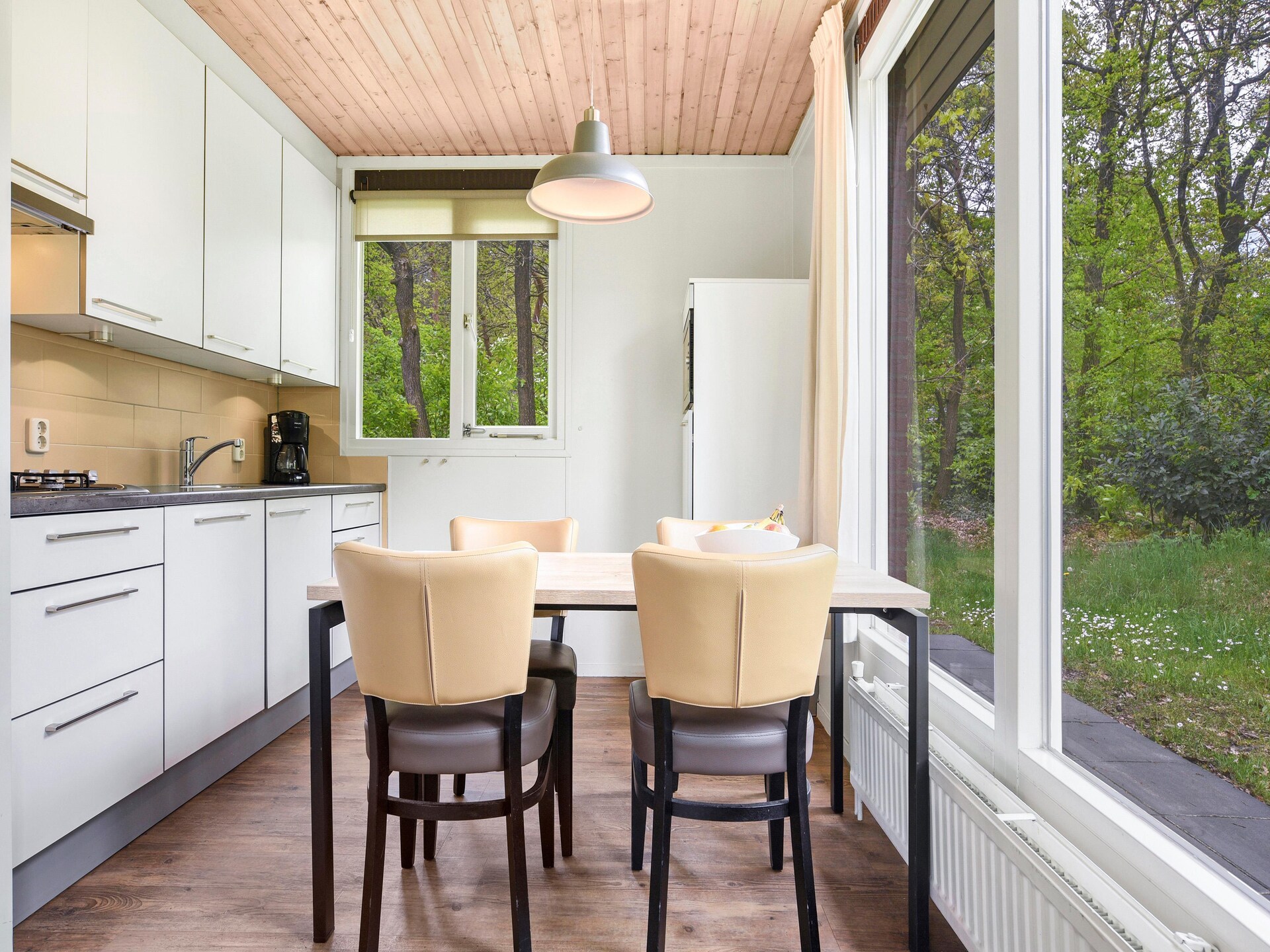 Vrijstaande bosbungalow op Parc Heihaas in Putten met open haard en hondvriendelijk terrein - foto 6
