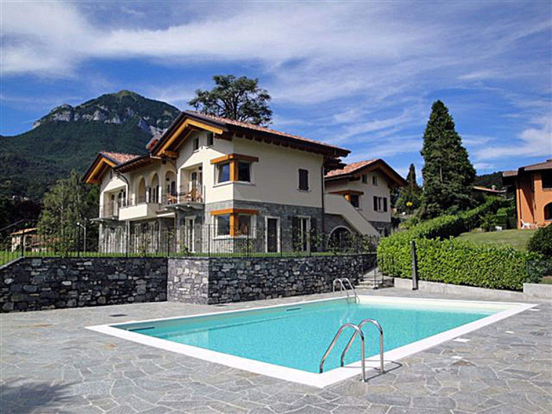 Licht appartement in Menaggio met zwembad en privéterras - foto 1