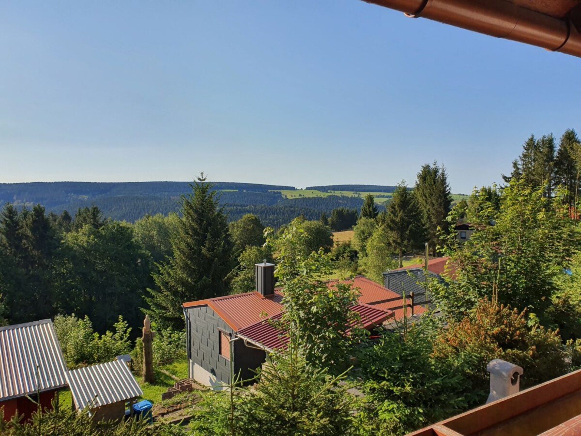 Rustiek vakantiehuis aan de bosrand met weids bergpanorama in Schnett - foto 10