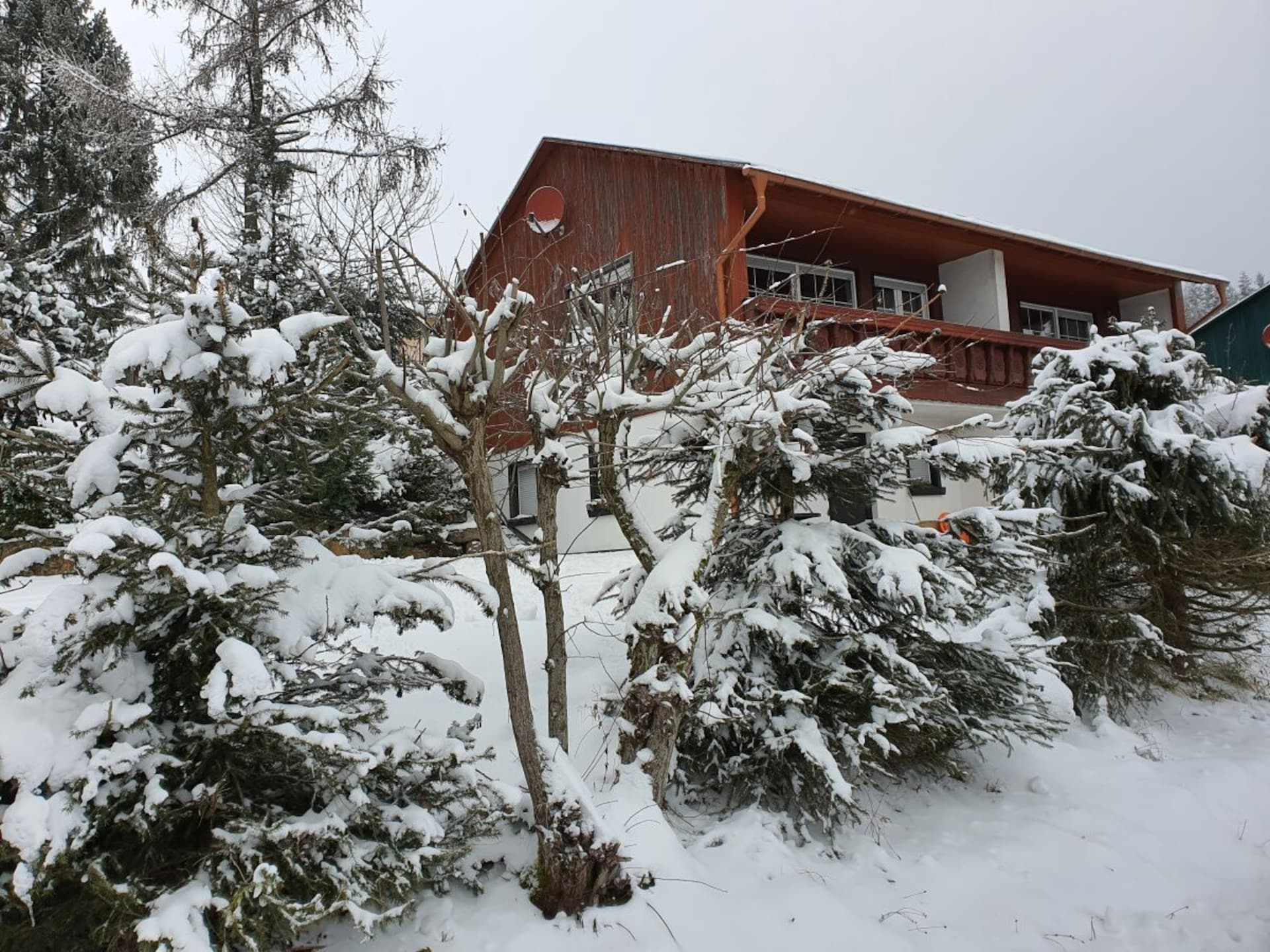 Rustiek vakantiehuis aan de bosrand met weids bergpanorama in Schnett - foto 9