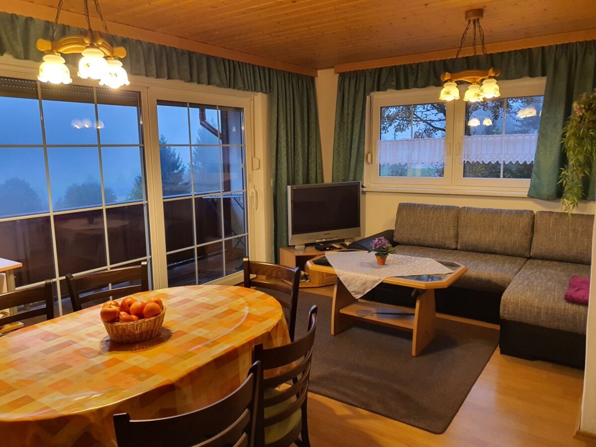 Rustiek vakantiehuis aan de bosrand met weids bergpanorama in Schnett - foto 12