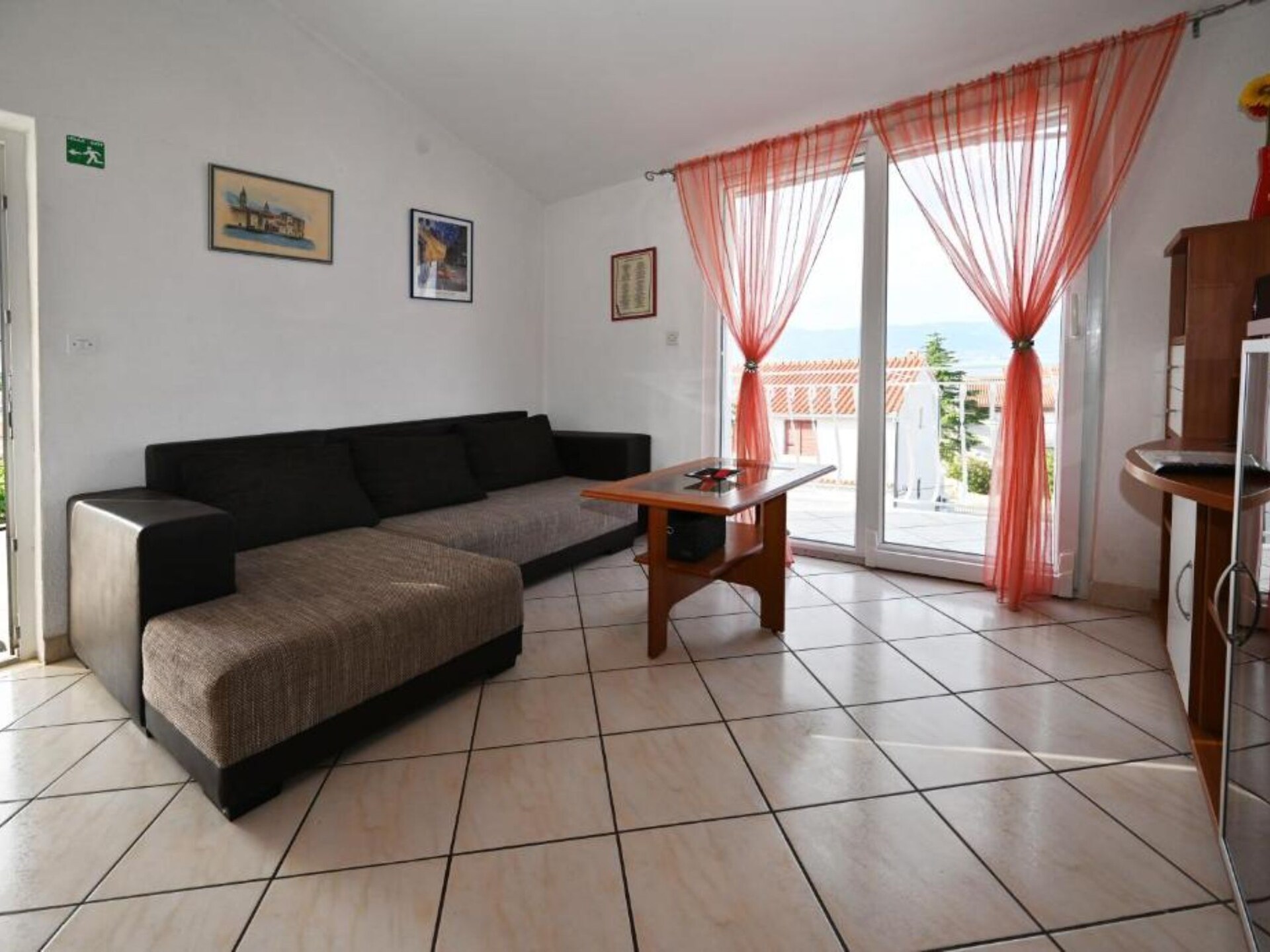 Ruim appartement met balkon en zeezicht, op 50 meter van het strand in Slatine - foto 1
