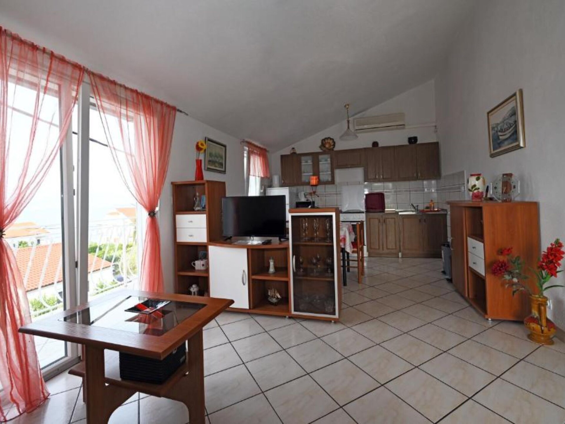Ruim appartement met balkon en zeezicht, op 50 meter van het strand in Slatine - foto 2
