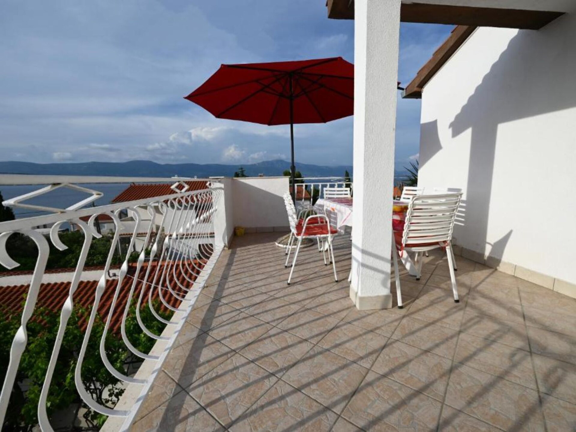 Ruim appartement met balkon en zeezicht, op 50 meter van het strand in Slatine - foto 13