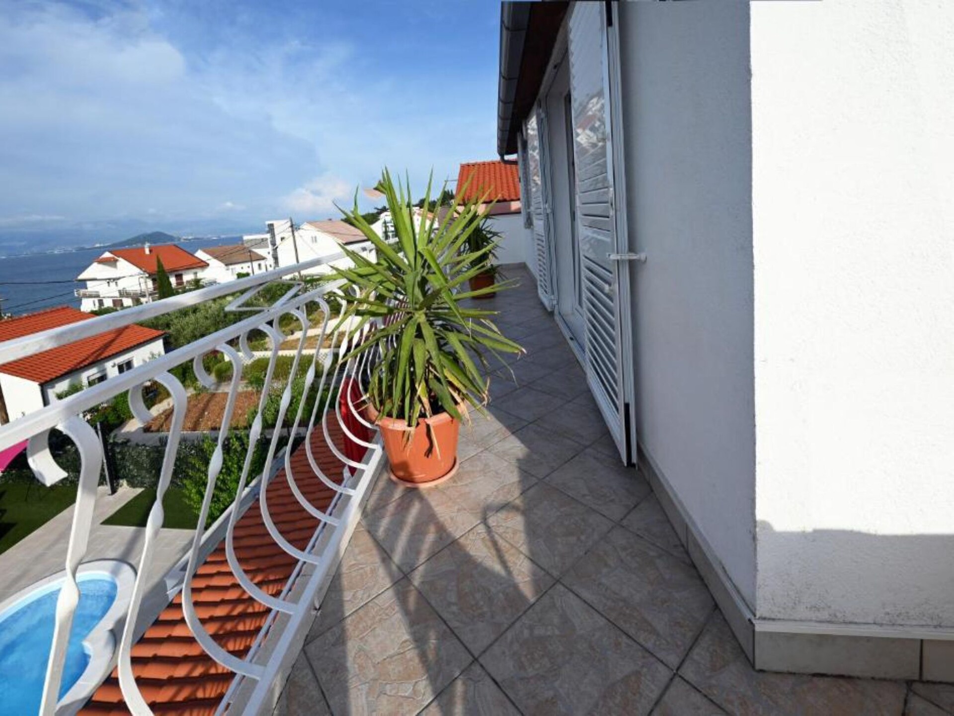 Ruim appartement met balkon en zeezicht, op 50 meter van het strand in Slatine - foto 14