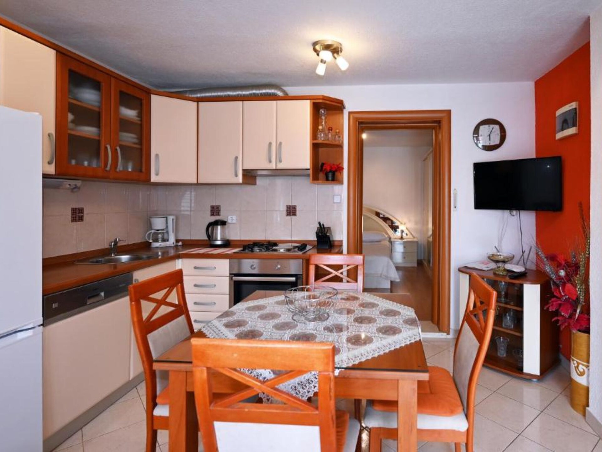 Appartement met terras en zwembadzicht op 50 m van strand in Slatine - foto 1