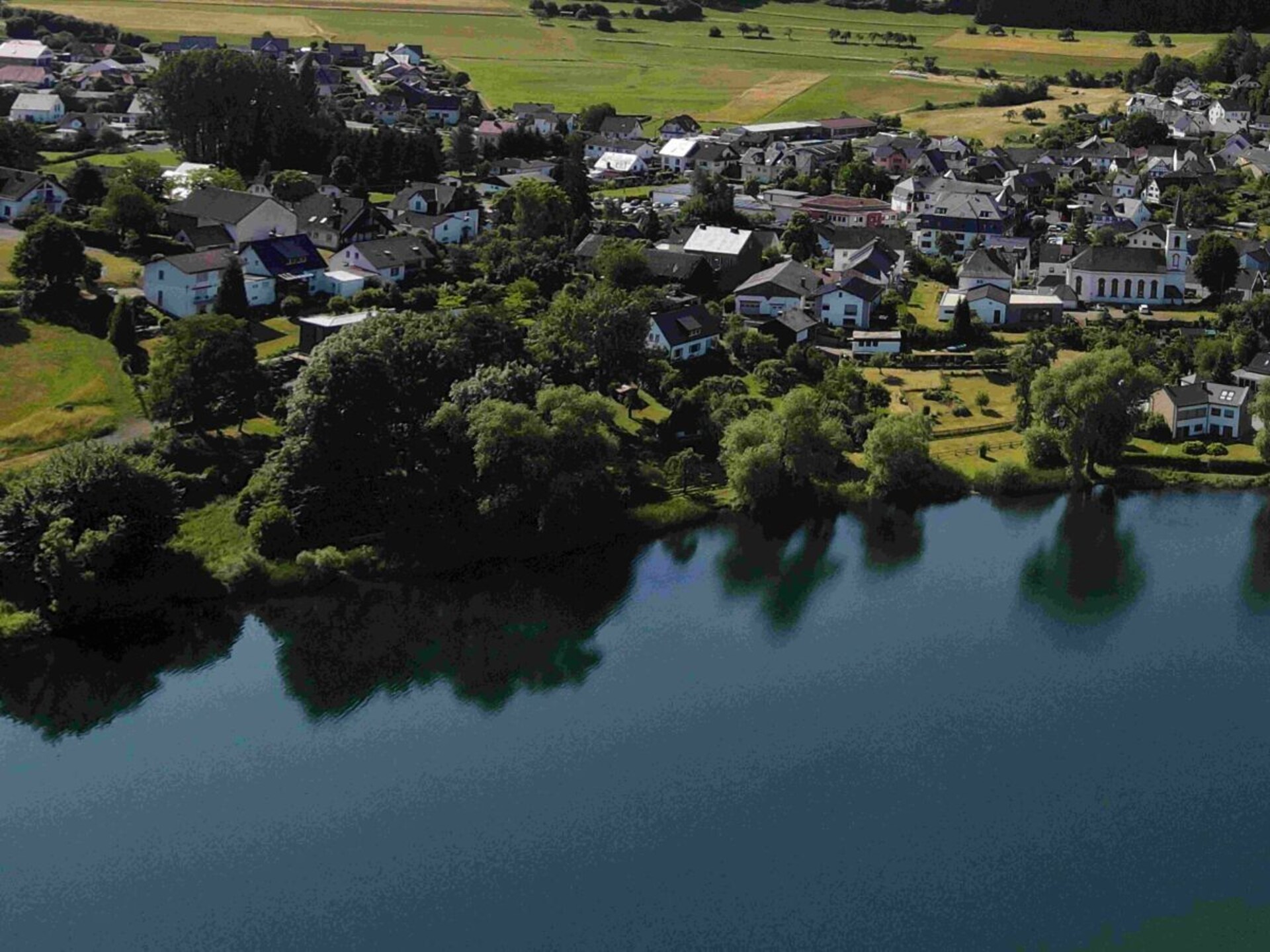 Vakantiehuis 6p met whirlpool en uitzicht op de Schalkenmehrener Maar - foto 36