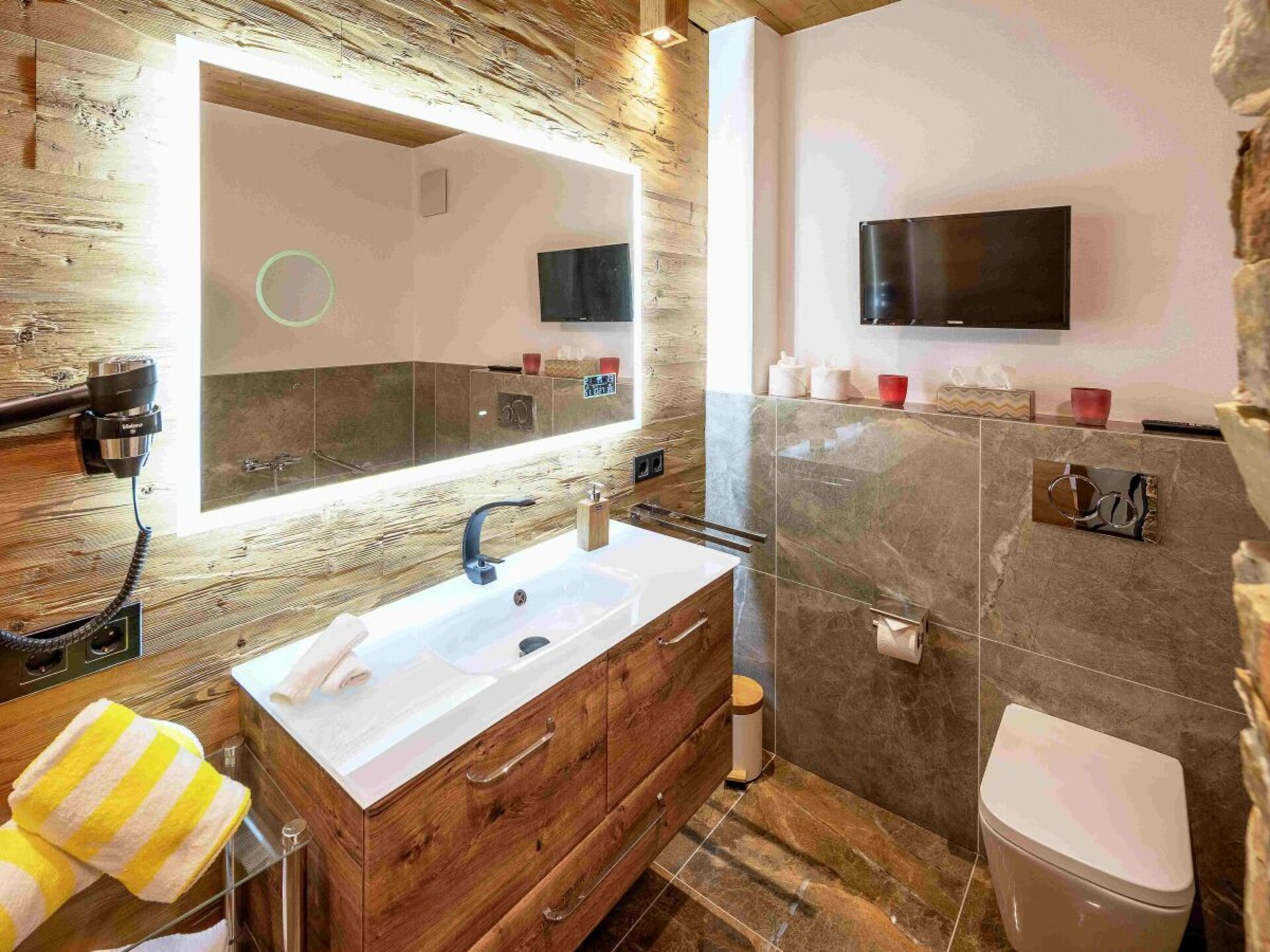 Luxe vakantiechalet met sauna en whirlpools bij het meer van Schalkenmehren - foto 31