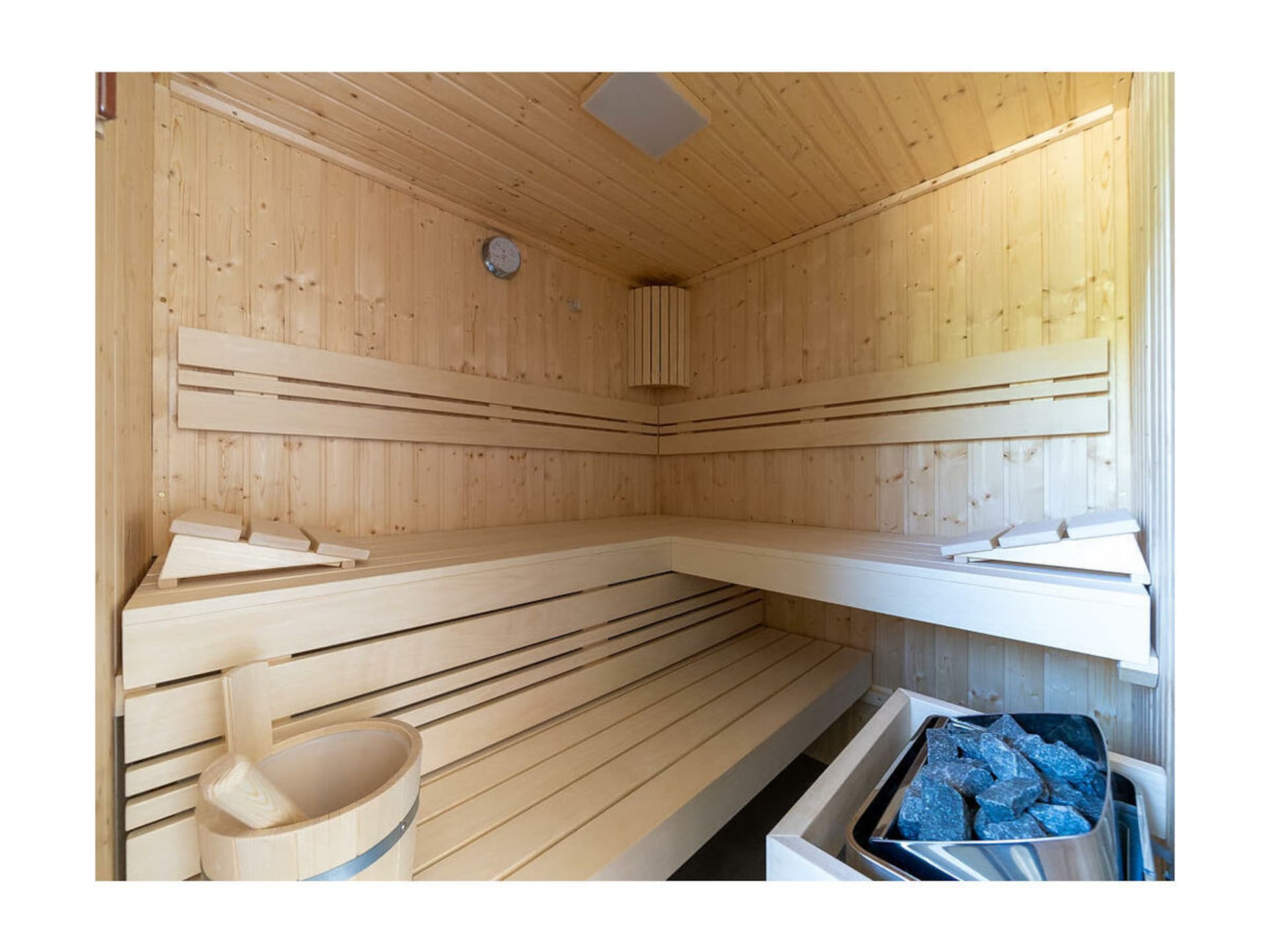 Stijlvol vakantiehuis met open haard op 550 meter van het strand in Breege - foto 18