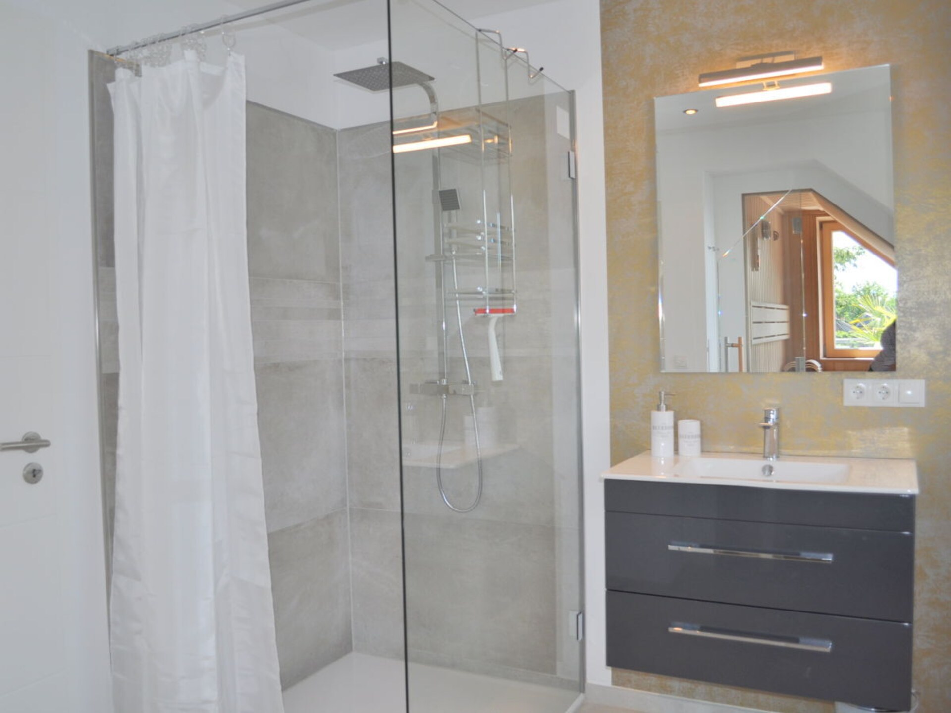 Licht modern duplexappartement met sauna en dakterras nabij zee - foto 22