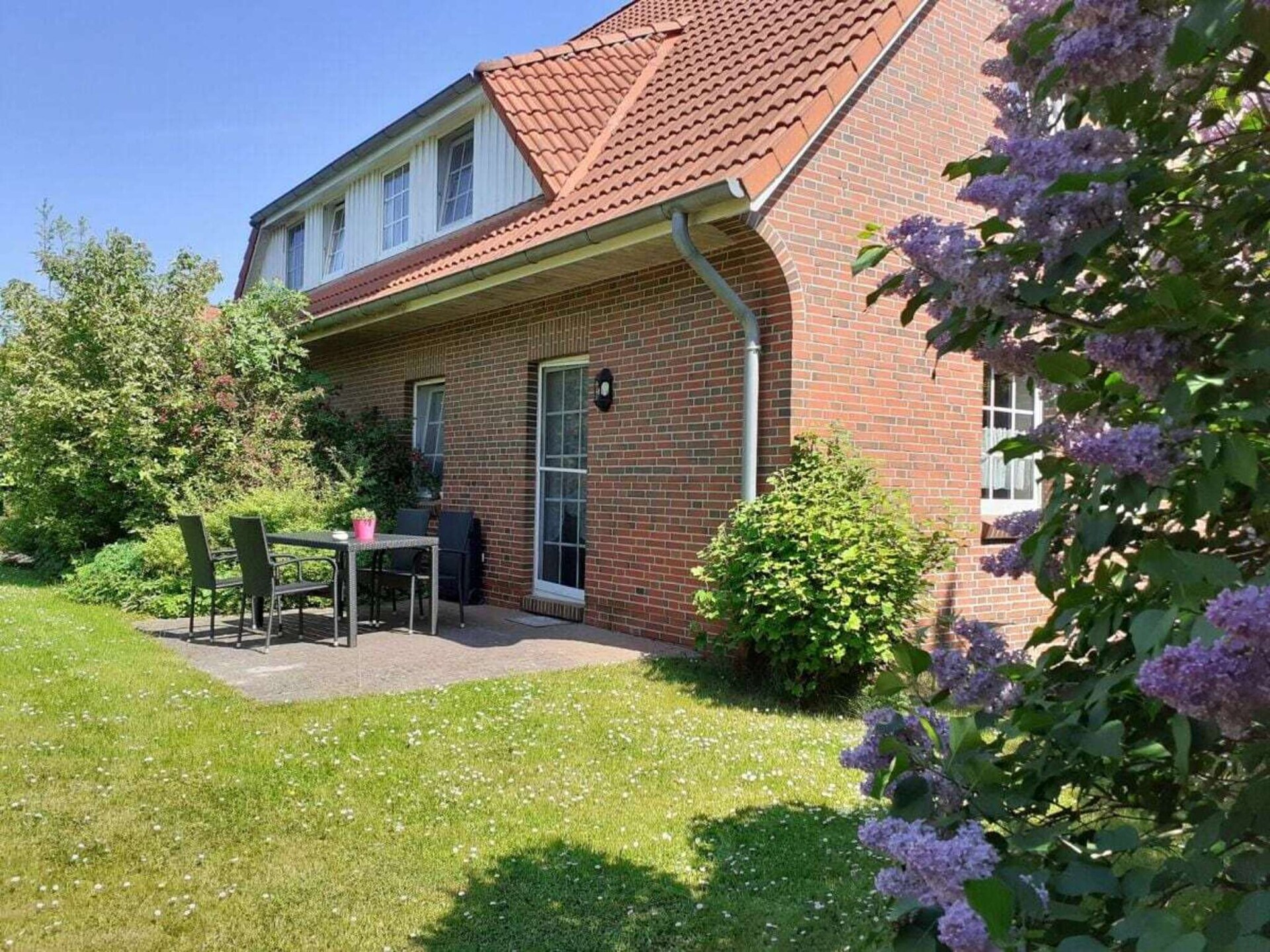 Gezellig benedenappartement in hartje Hooksiel met tuinterras - foto 1