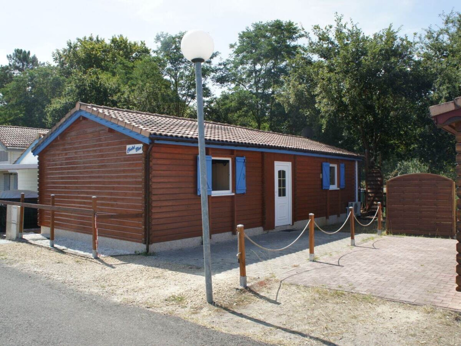 Knus houten vakantiehuis met veranda op 10 minuten van de Atlantische Oceaan - foto 6