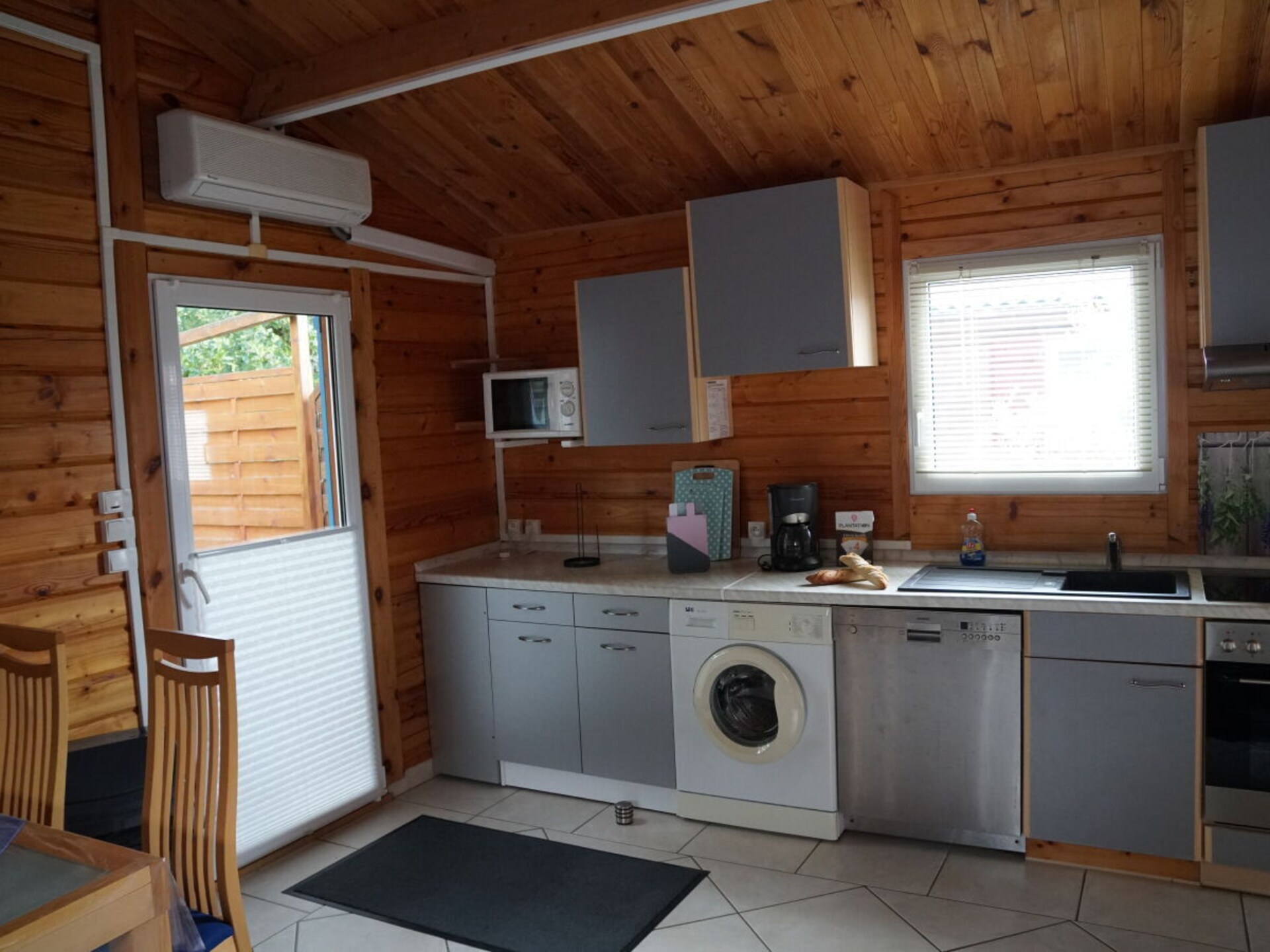 Knus houten vakantiehuis met veranda op 10 minuten van de Atlantische Oceaan - foto 13
