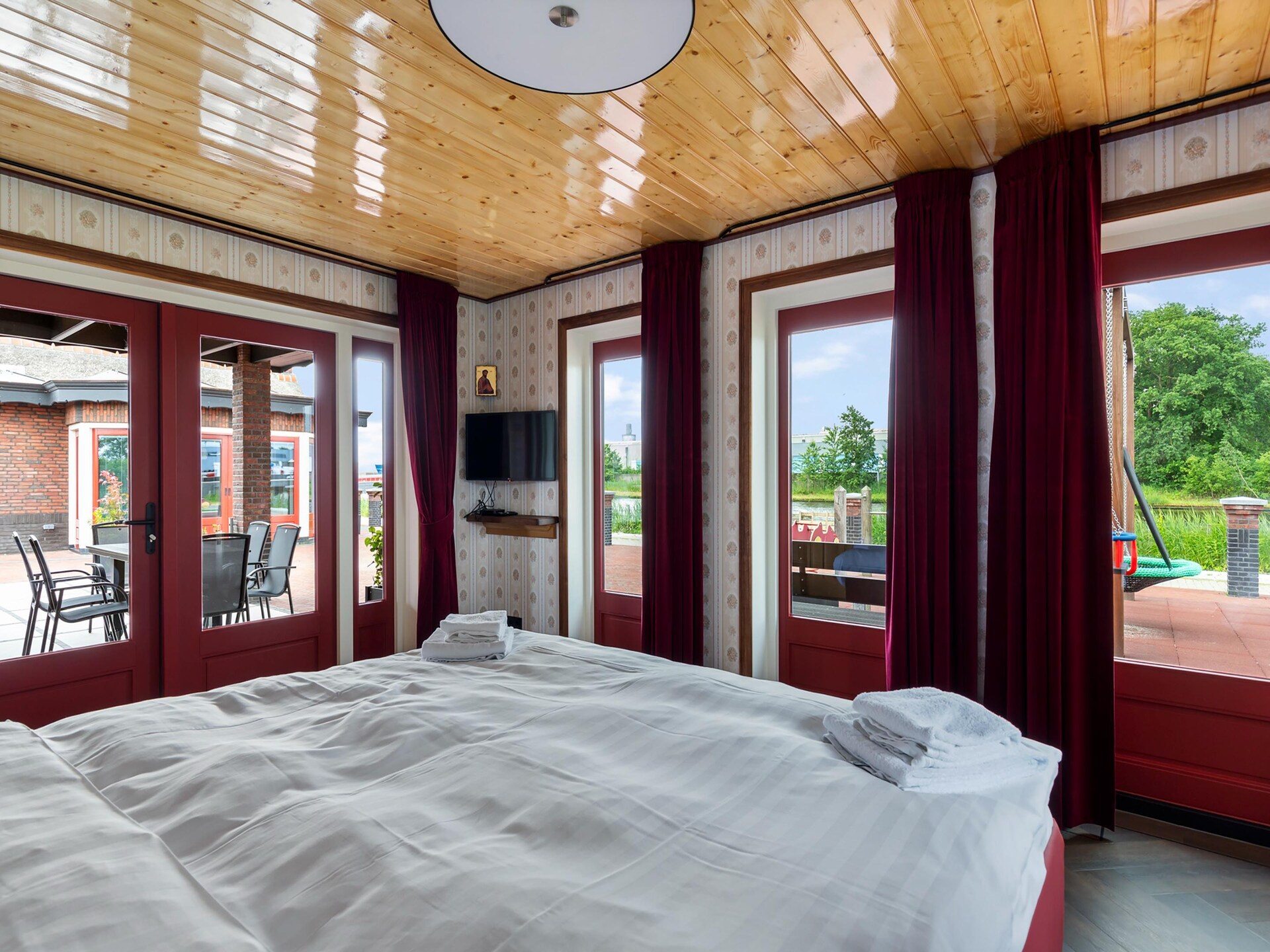 It Simmerhuske: elegant vakantiehuis aan Fries kanaal met oplaadpunten - foto 12