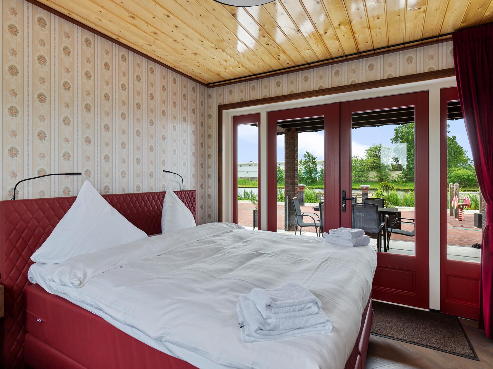 It Simmerhuske: elegant vakantiehuis aan Fries kanaal met oplaadpunten - foto 14