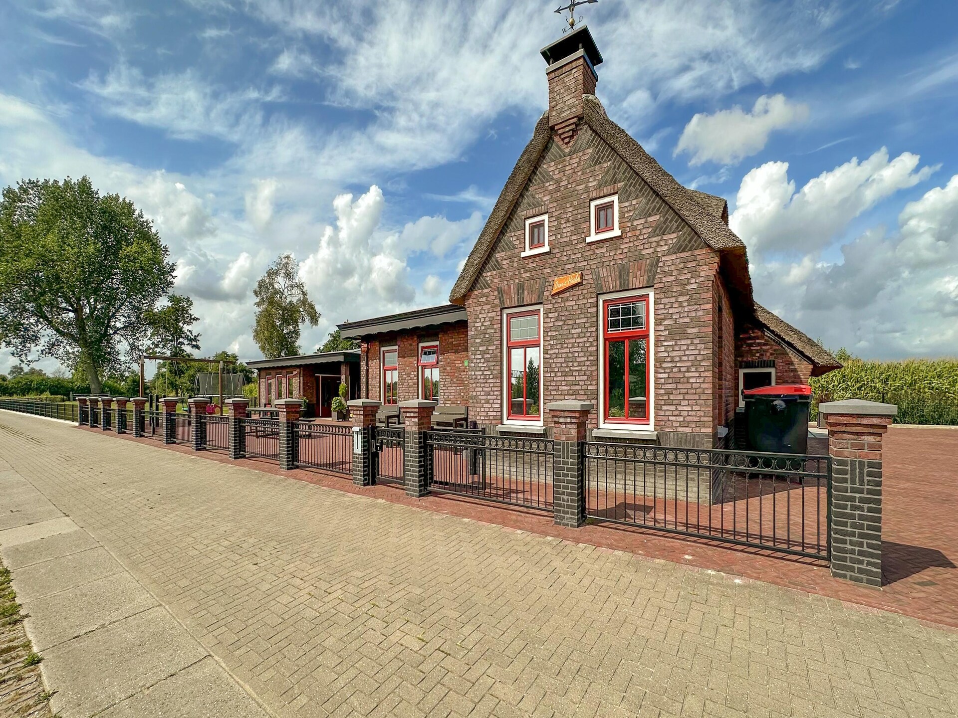 It Simmerhuske: elegant vakantiehuis aan Fries kanaal met oplaadpunten - foto 2