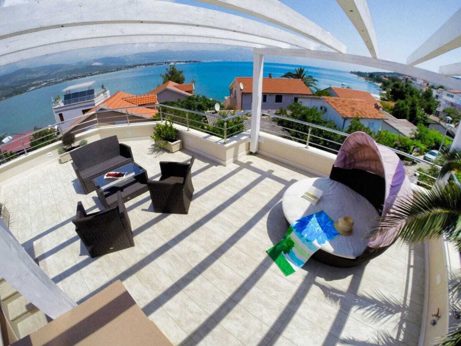 Moderne villa aan zee met terras en weids uitzicht nabij Trogir - foto 1
