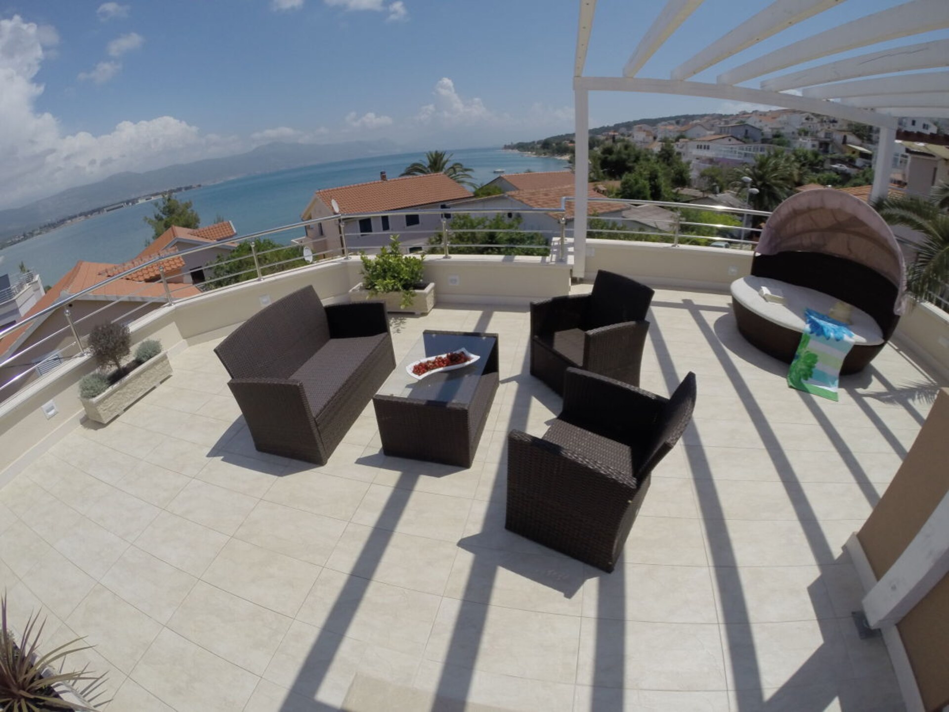 Moderne villa aan zee met terras en weids uitzicht nabij Trogir - foto 11