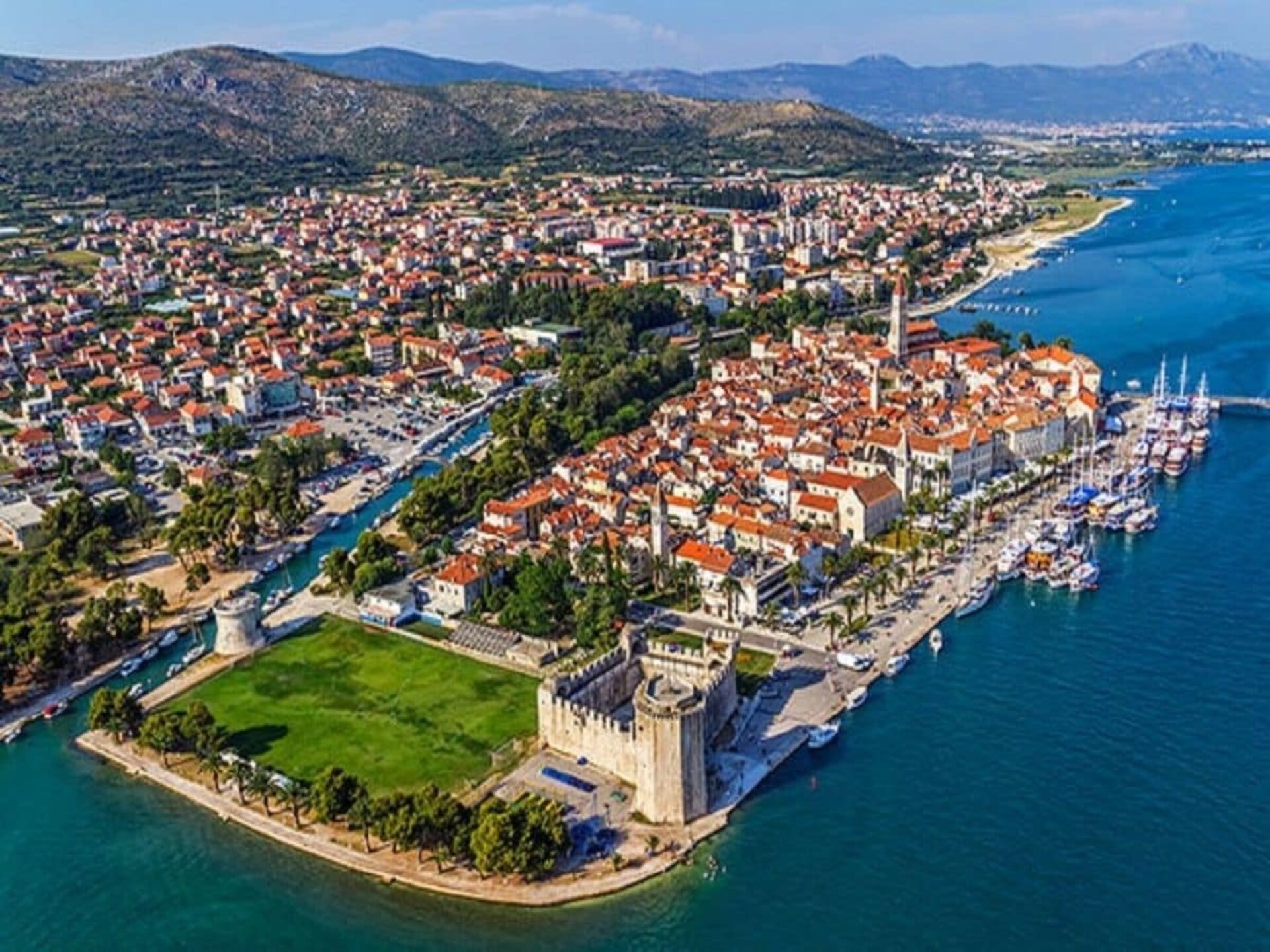 Moderne villa aan zee met terras en weids uitzicht nabij Trogir - foto 12