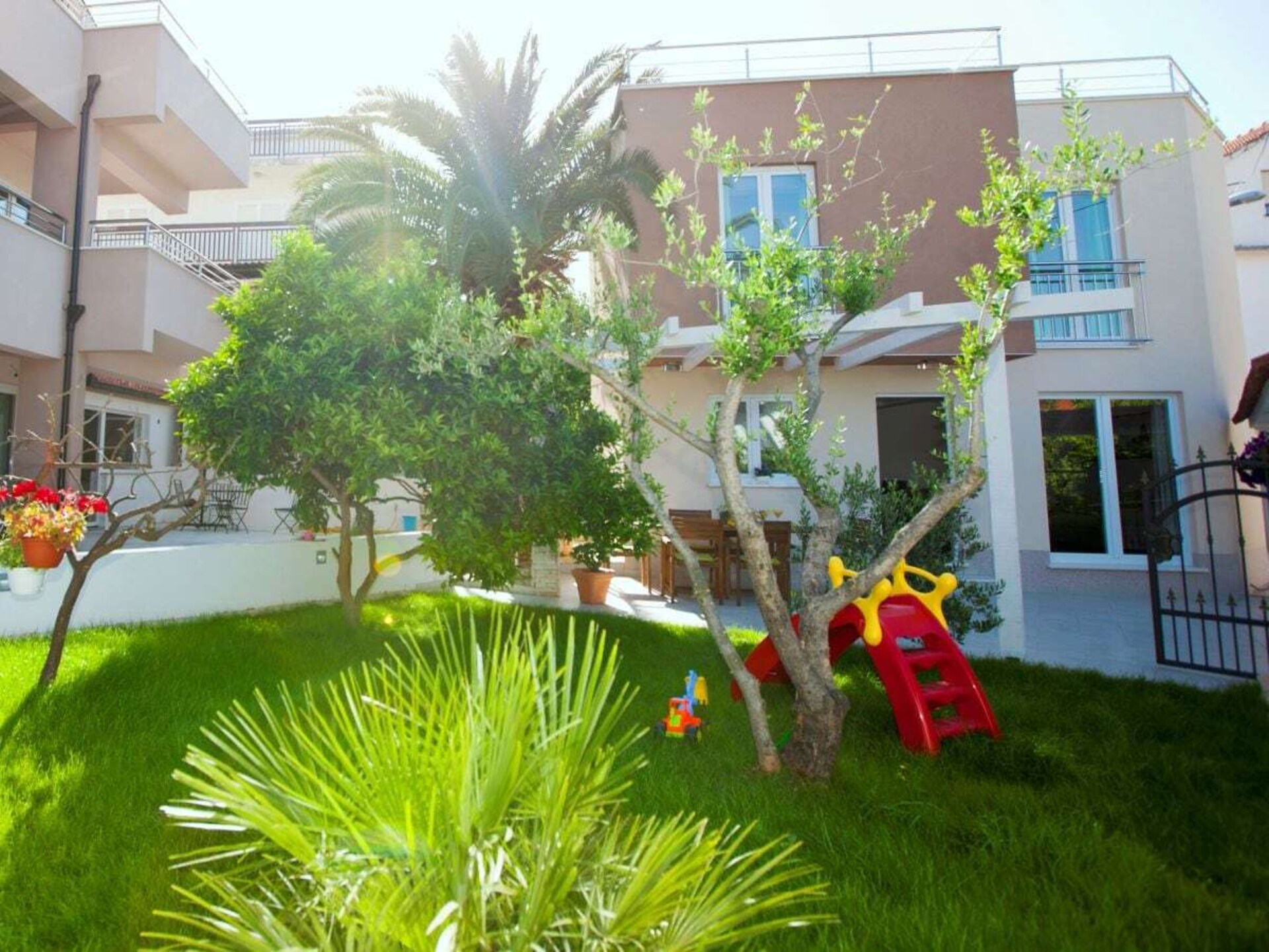 Moderne villa aan zee met terras en weids uitzicht nabij Trogir - foto 13