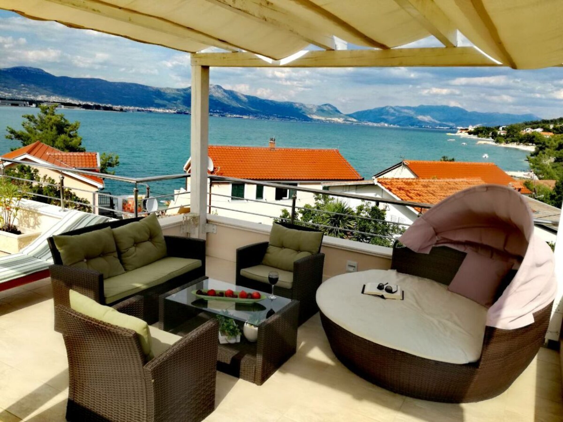 Moderne villa aan zee met terras en weids uitzicht nabij Trogir - foto 23