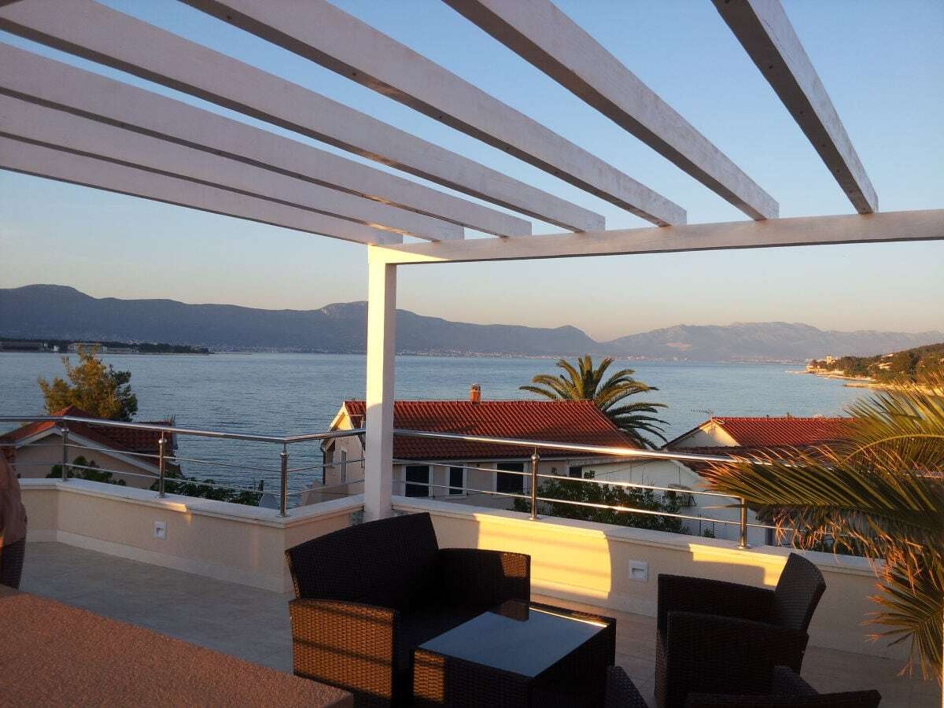 Moderne villa aan zee met terras en weids uitzicht nabij Trogir - foto 27