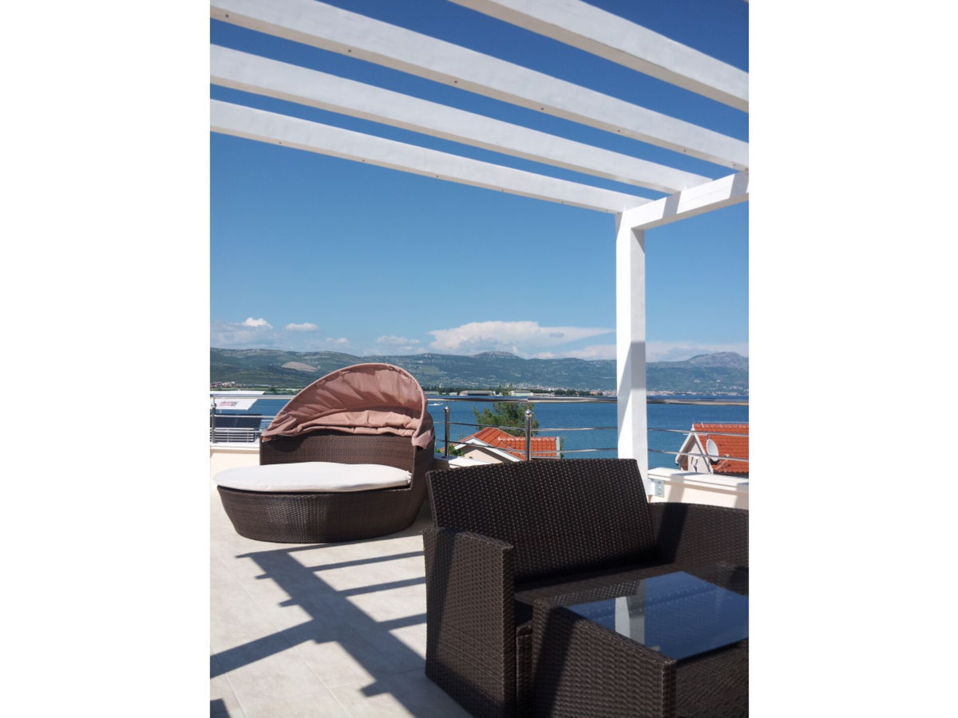 Moderne villa aan zee met terras en weids uitzicht nabij Trogir - foto 29
