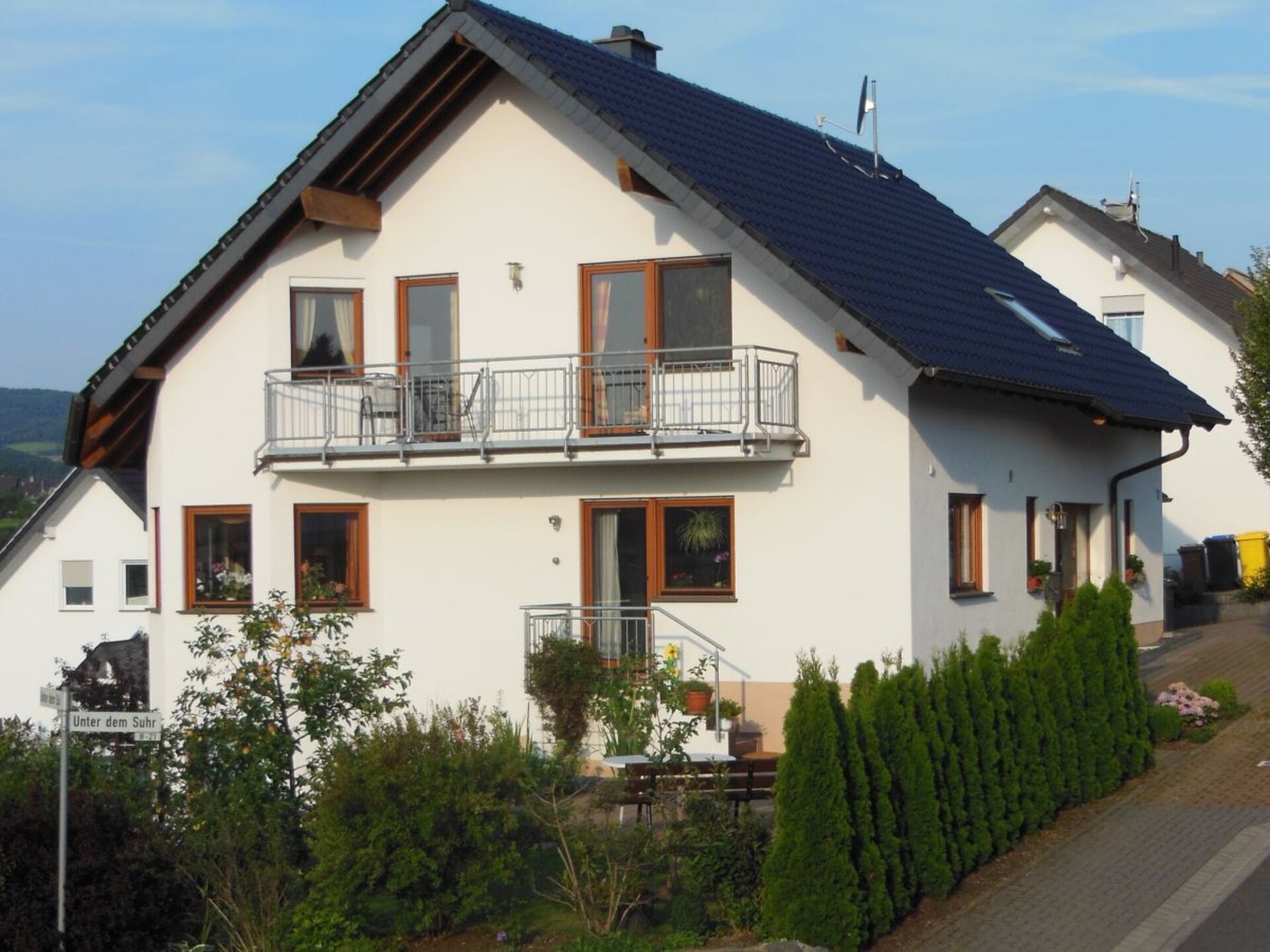 Licht vakantiehuis op zuidhelling met uitzicht op kasteel Olbrück, nabij Nürburgring - foto 2
