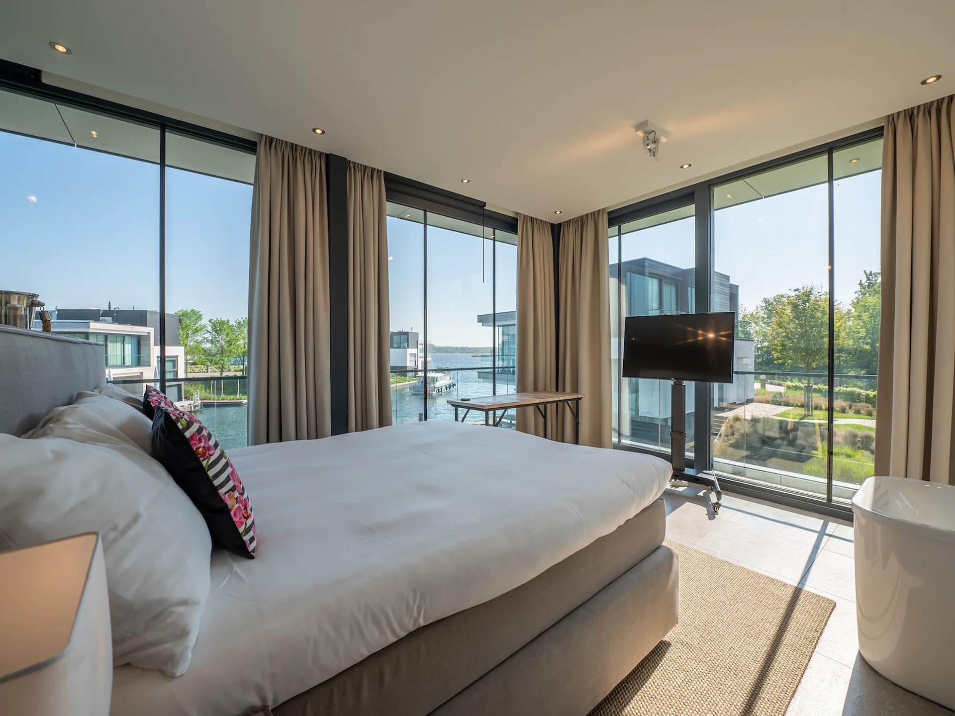 Luxe watervilla aan het Veerse Meer met privéterras en huisdierenvriendelijk park - foto 9