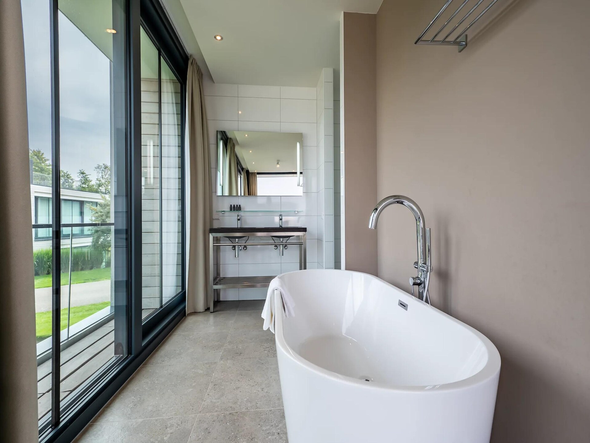 Luxe watervilla aan het Veerse Meer met privéterras en huisdierenvriendelijk park - foto 11